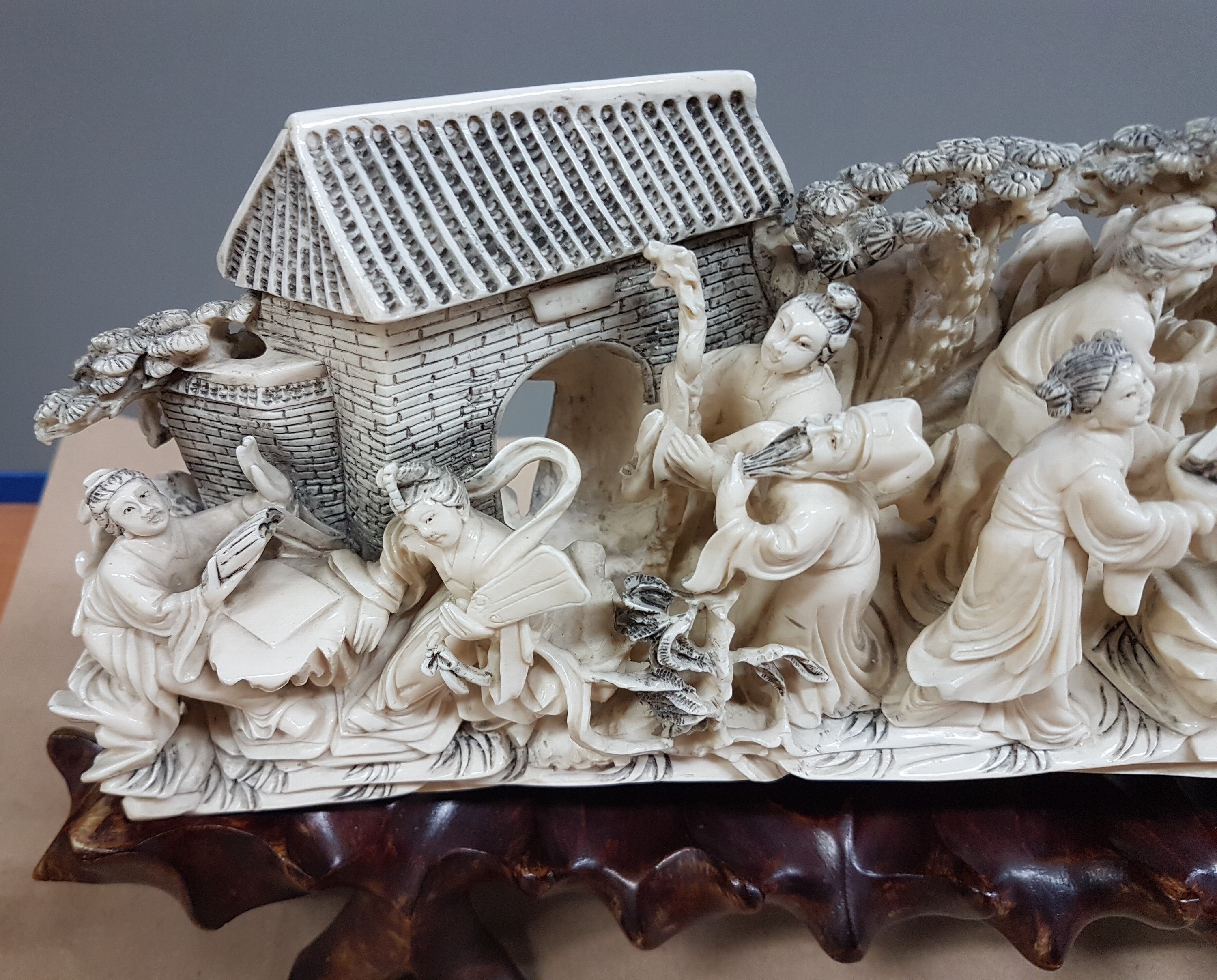 Detail l: Große Elfenbein-Figurengruppe, China, um 1900, Elfenbeinzahn beschnitzt, höfische Gruppe in stil. Tempel- und Gartenlandschaft mit Torbogen, z.T. ...