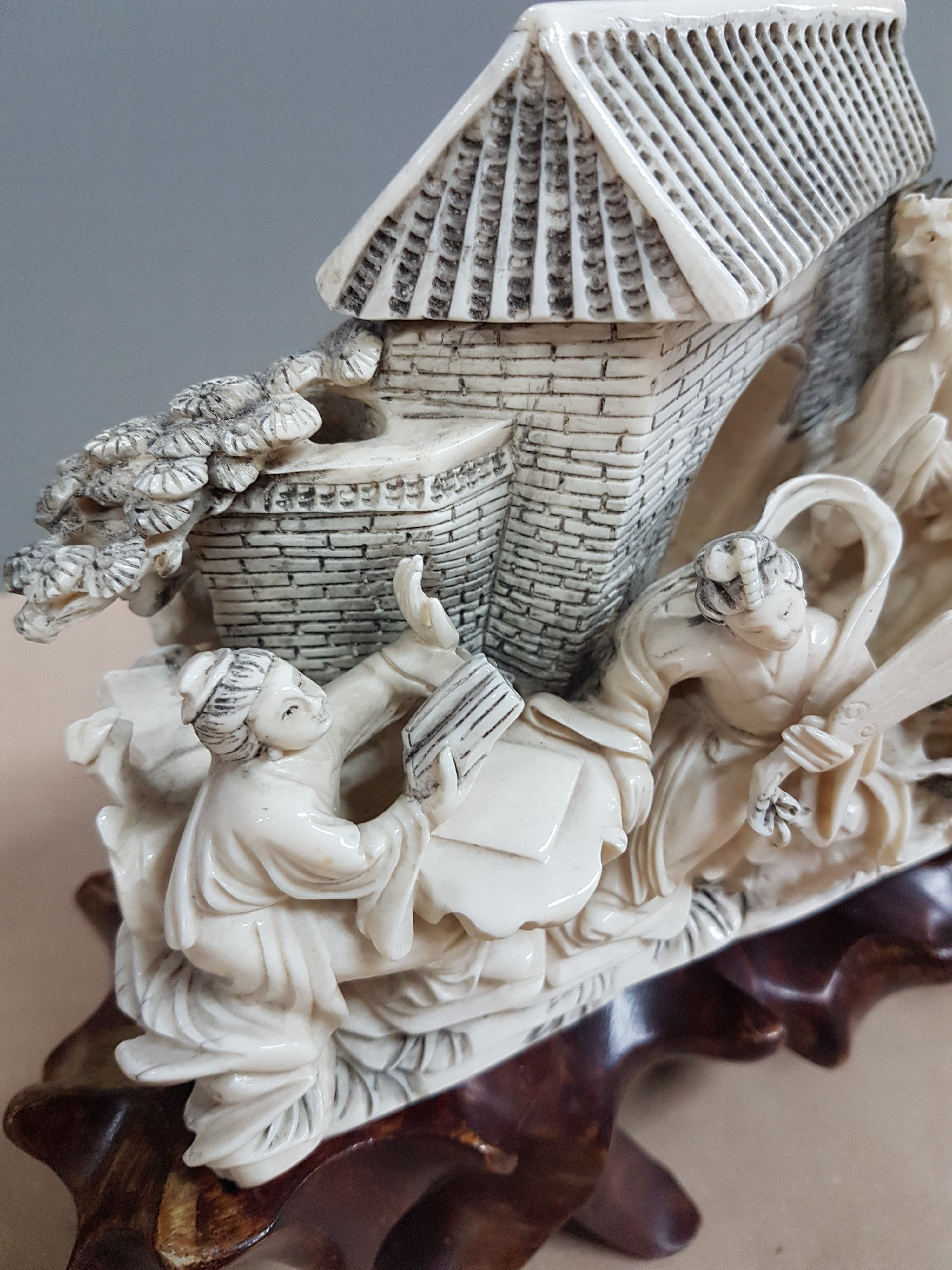 Detail m: Große Elfenbein-Figurengruppe, China, um 1900, Elfenbeinzahn beschnitzt, höfische Gruppe in stil. Tempel- und Gartenlandschaft mit Torbogen, z.T. ...