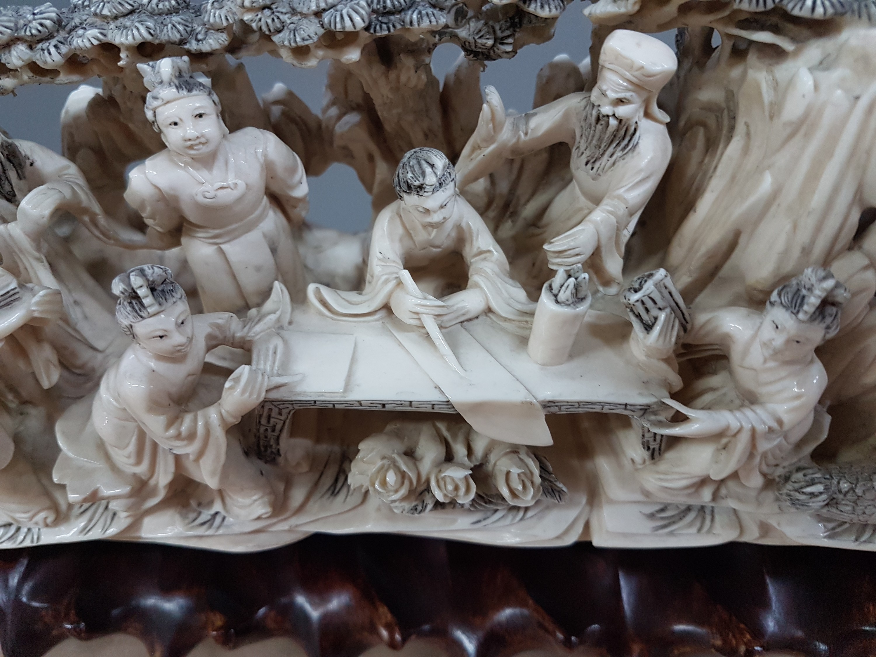 Detail n: Große Elfenbein-Figurengruppe, China, um 1900, Elfenbeinzahn beschnitzt, höfische Gruppe in stil. Tempel- und Gartenlandschaft mit Torbogen, z.T. ...