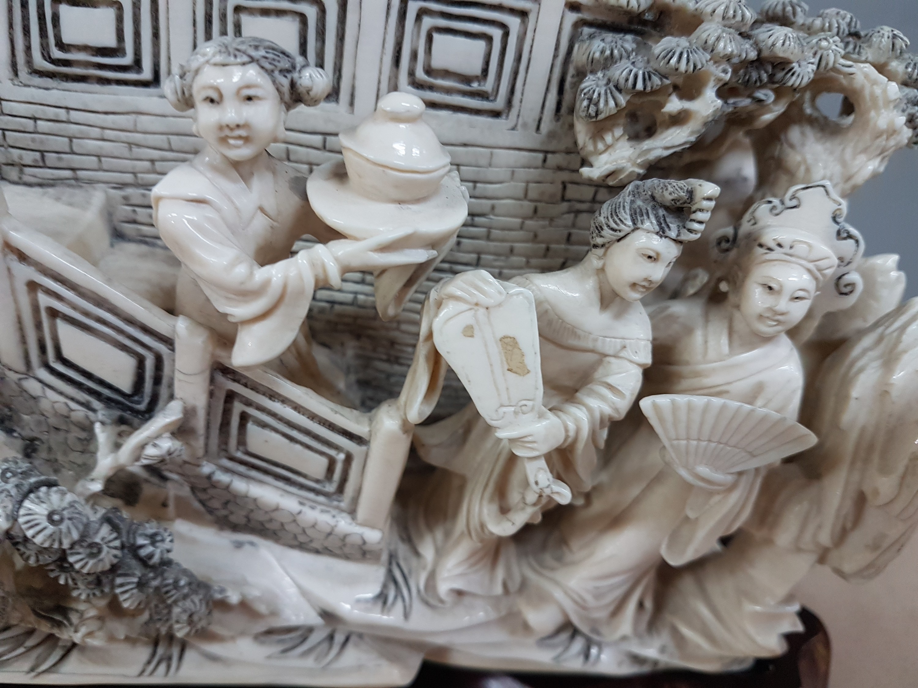 Detail o: Große Elfenbein-Figurengruppe, China, um 1900, Elfenbeinzahn beschnitzt, höfische Gruppe in stil. Tempel- und Gartenlandschaft mit Torbogen, z.T. ...