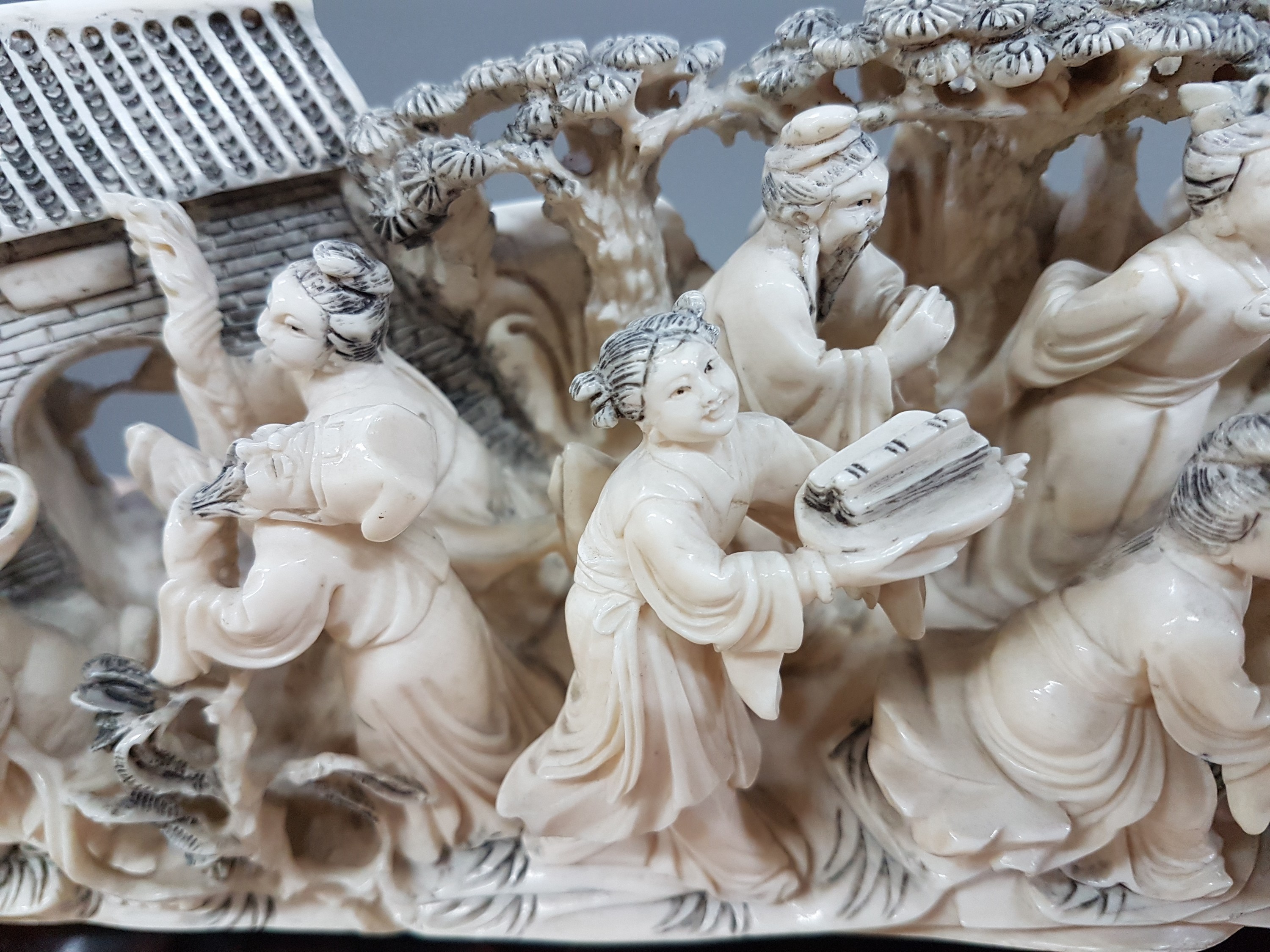 Detail p: Große Elfenbein-Figurengruppe, China, um 1900, Elfenbeinzahn beschnitzt, höfische Gruppe in stil. Tempel- und Gartenlandschaft mit Torbogen, z.T. ...