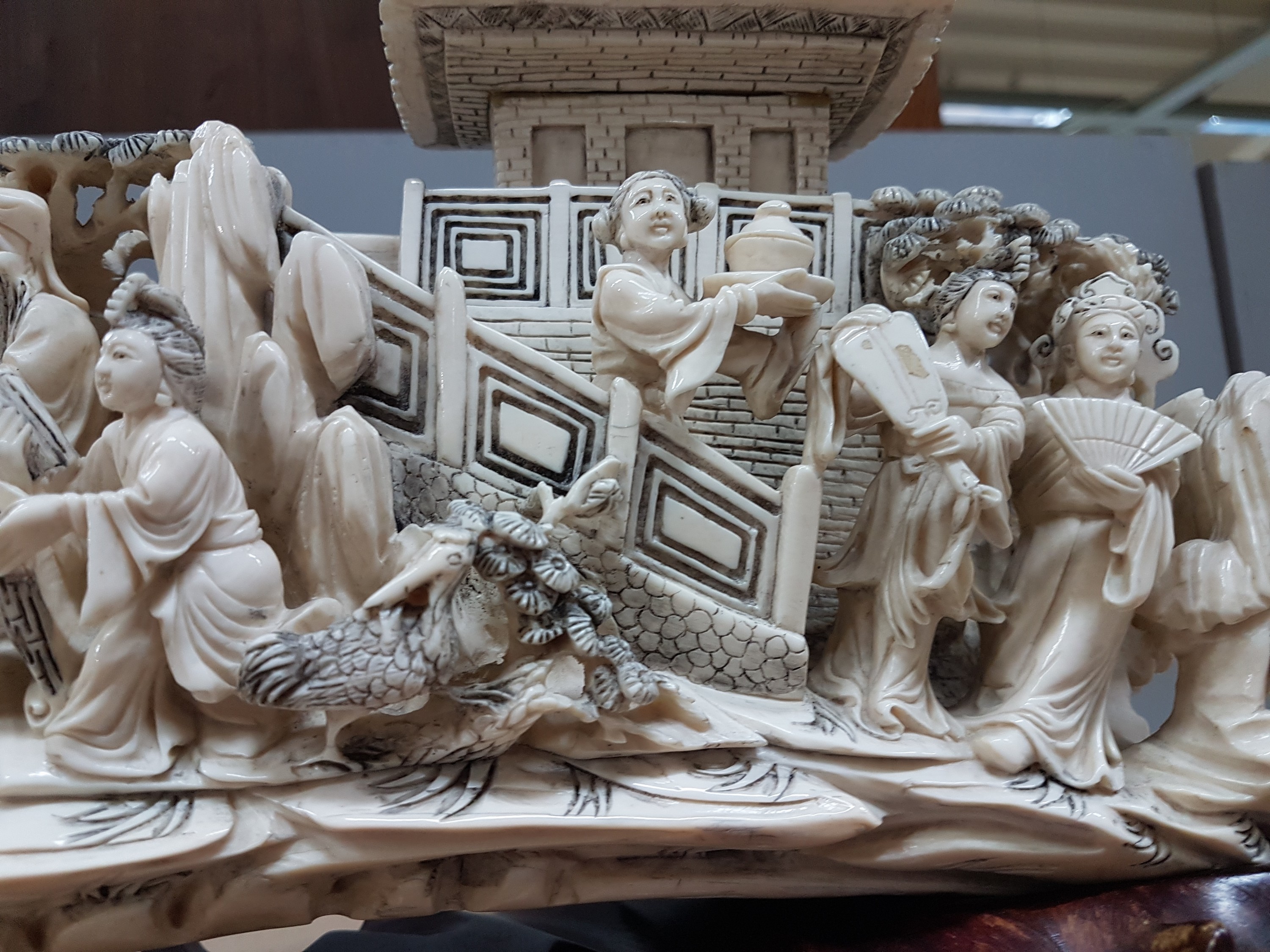 Detail s: Große Elfenbein-Figurengruppe, China, um 1900, Elfenbeinzahn beschnitzt, höfische Gruppe in stil. Tempel- und Gartenlandschaft mit Torbogen, z.T. ...