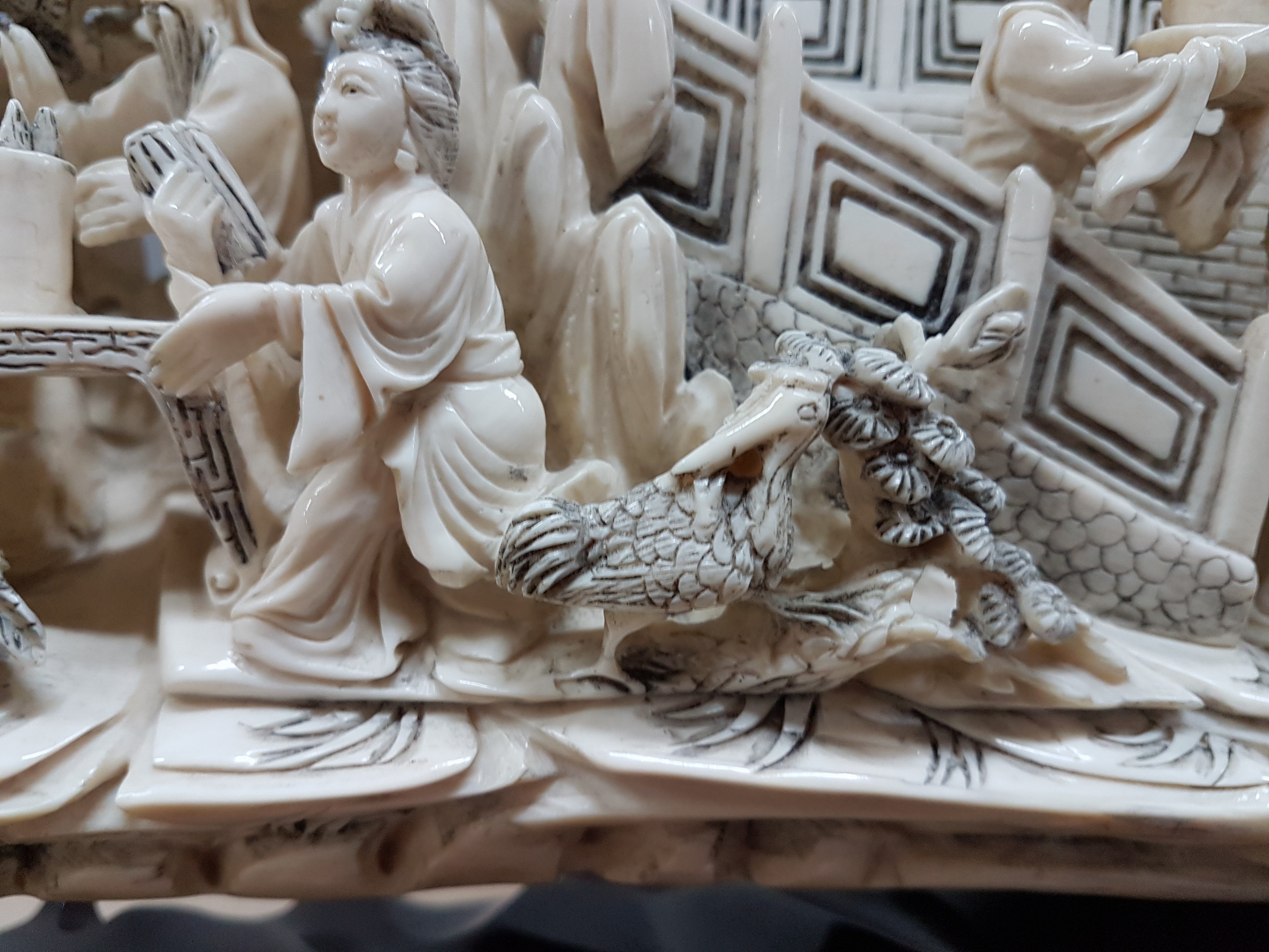 Detail v: Große Elfenbein-Figurengruppe, China, um 1900, Elfenbeinzahn beschnitzt, höfische Gruppe in stil. Tempel- und Gartenlandschaft mit Torbogen, z.T. ...
