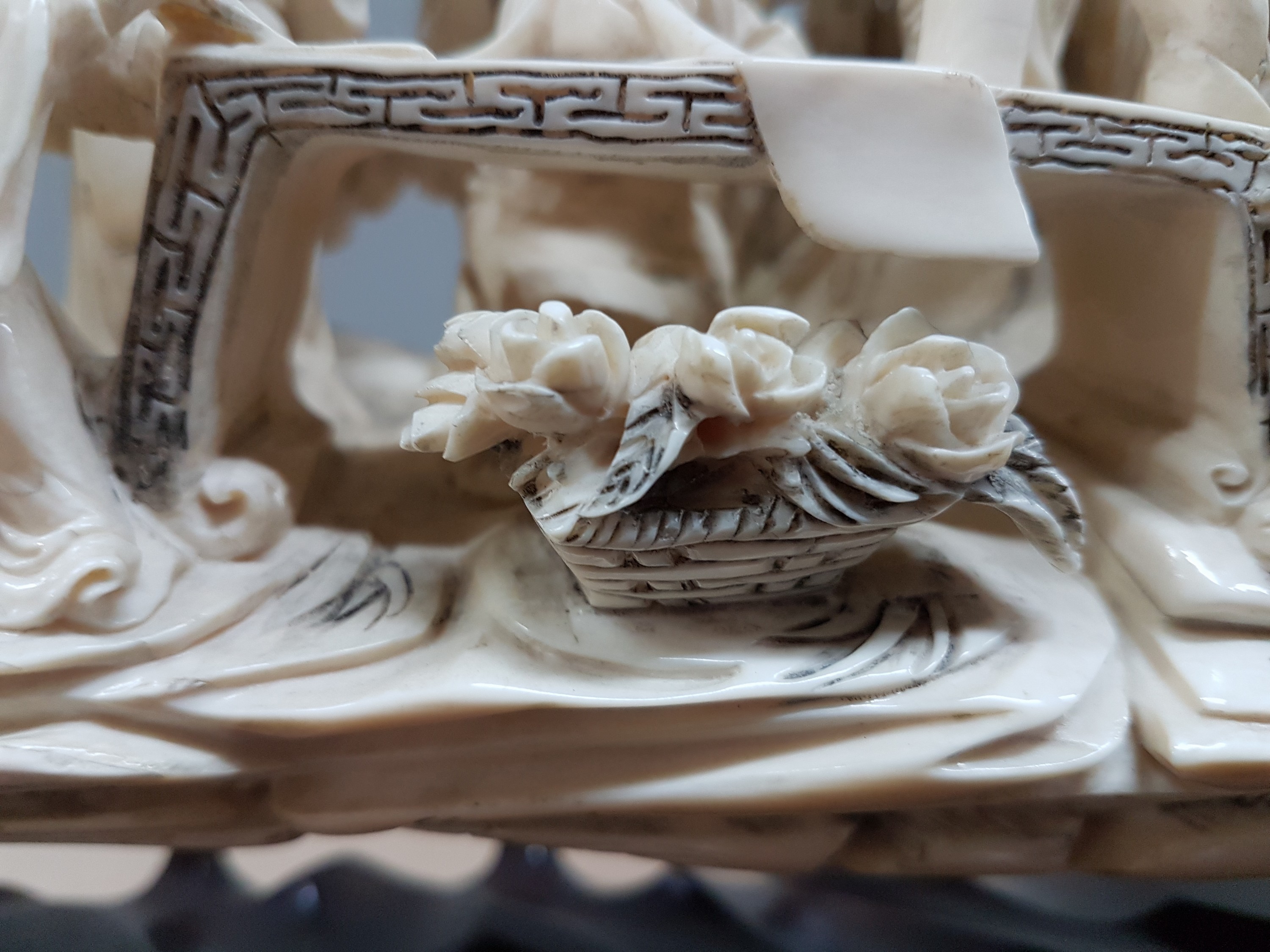 Detail w: Große Elfenbein-Figurengruppe, China, um 1900, Elfenbeinzahn beschnitzt, höfische Gruppe in stil. Tempel- und Gartenlandschaft mit Torbogen, z.T. ...