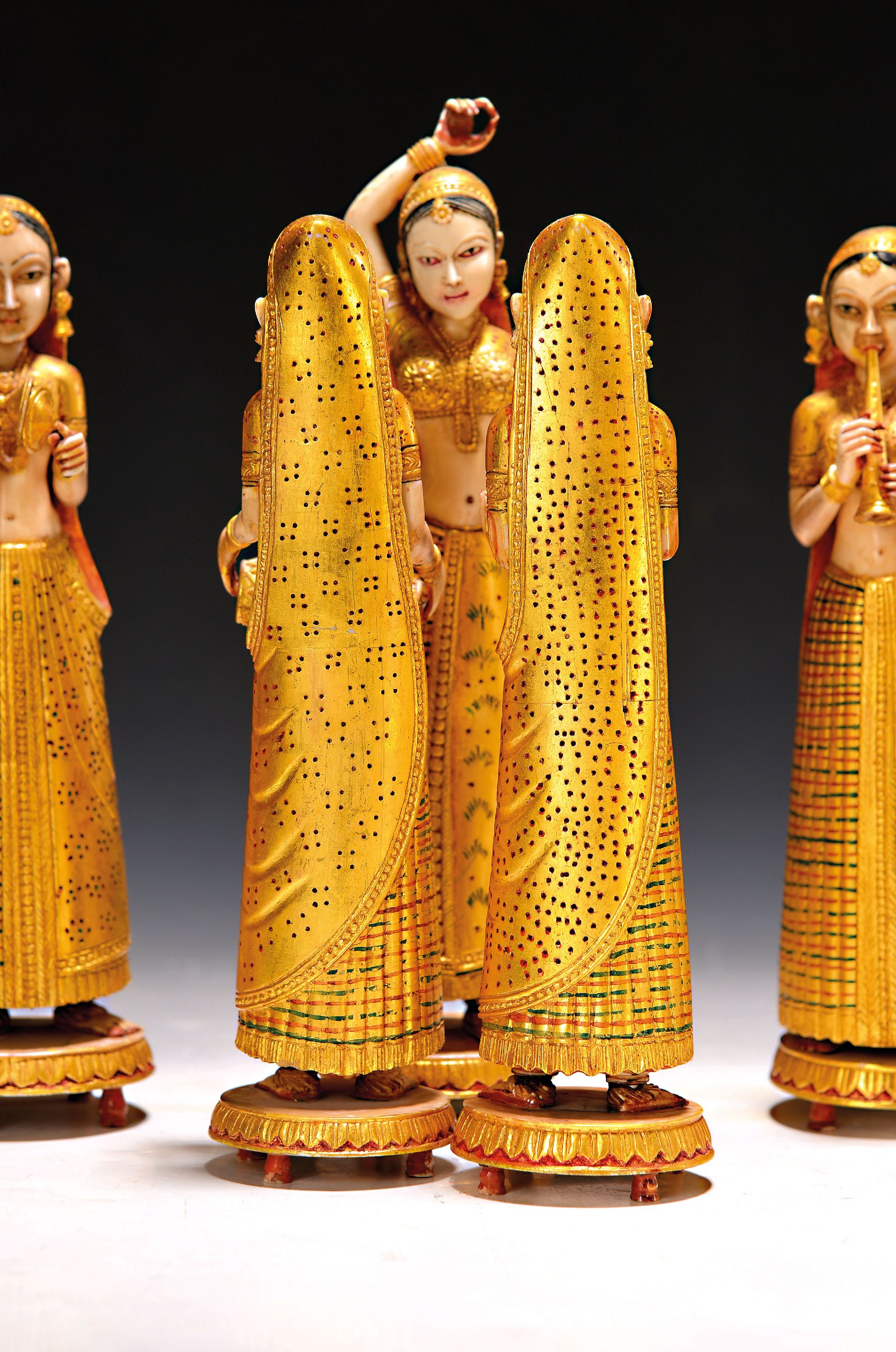 Detail a: Elfenbein-Musikgruppe/Tanz-Musik-Gruppe, Indien, Rajastan, 19. J., sechs Musikerinnen und eine Tänzerin, Elfenbein geschnitzt und fein mit Gold ...