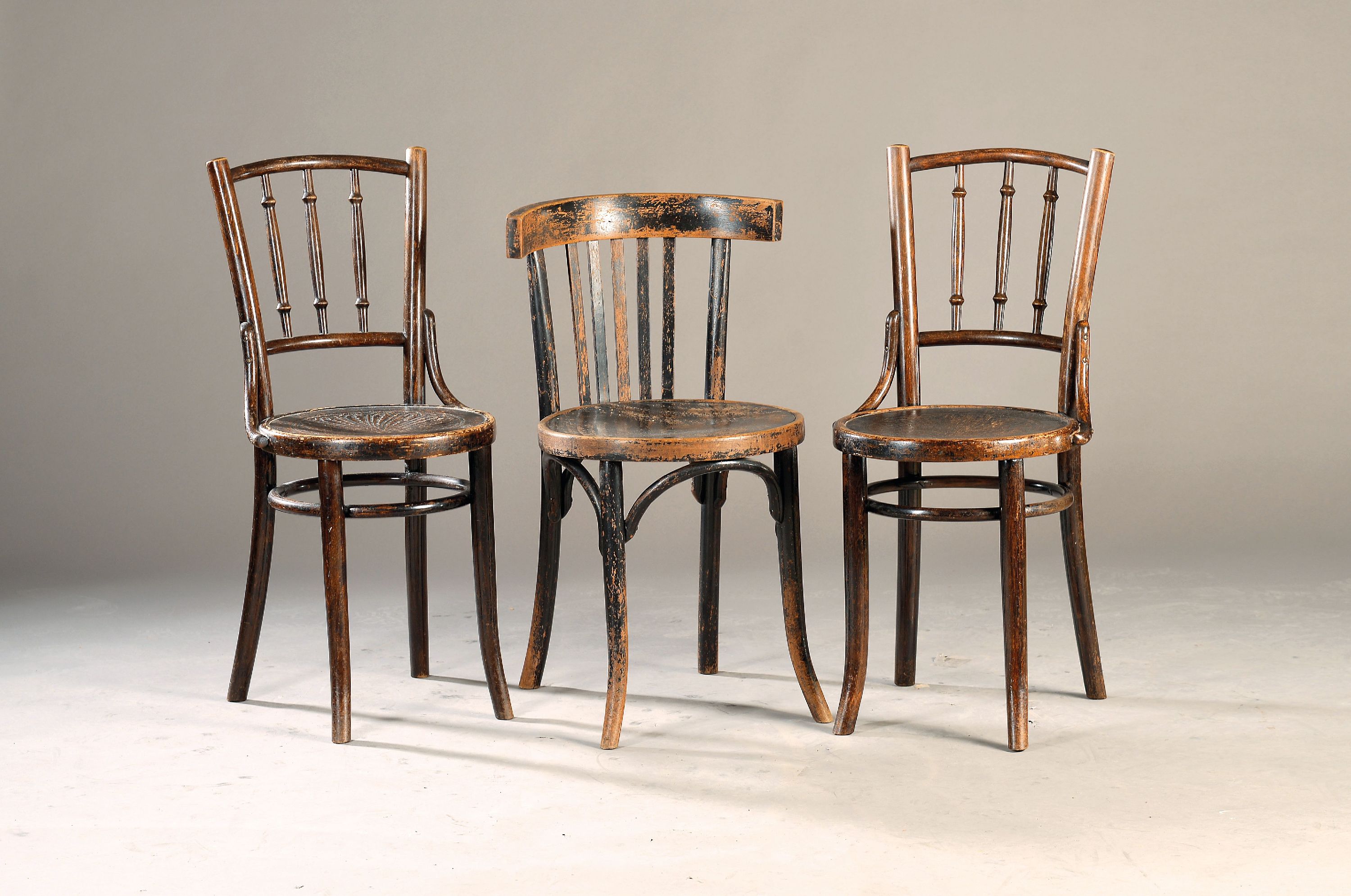 Image 27121971 - 3 Bugholzstühle, Thonet, um 1900, Kaffeehaussessel Nr. 26, H. 78 cm, mit Etikett und ...