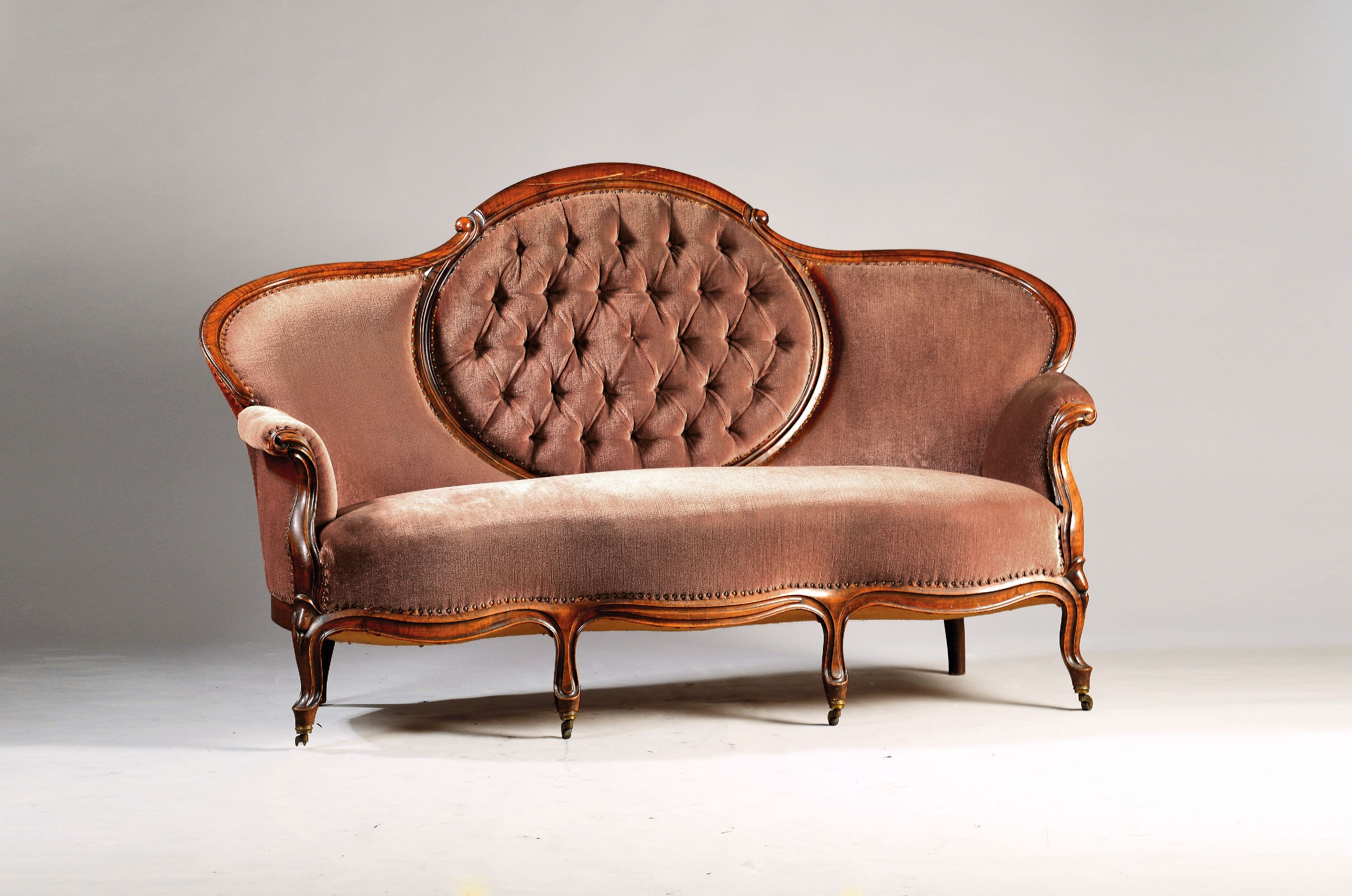 Image 27121976 - Sofa des Historismus, purpur-Bezüge, um 1870 , Nußbaum massiv, doppelt geschweift, ...