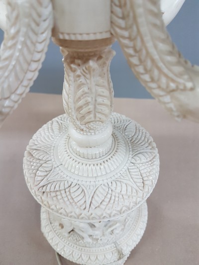 27121966w - Fünfarmige Elfenbeinleuchte, Indien, um 1930, Sockel aus einem Hohlstück eines ...