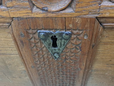 27121974b - Flachdeckeltruhe, norddeutsch, datiert 1719, Eiche massiv, Kerbschnittdekor, ...
