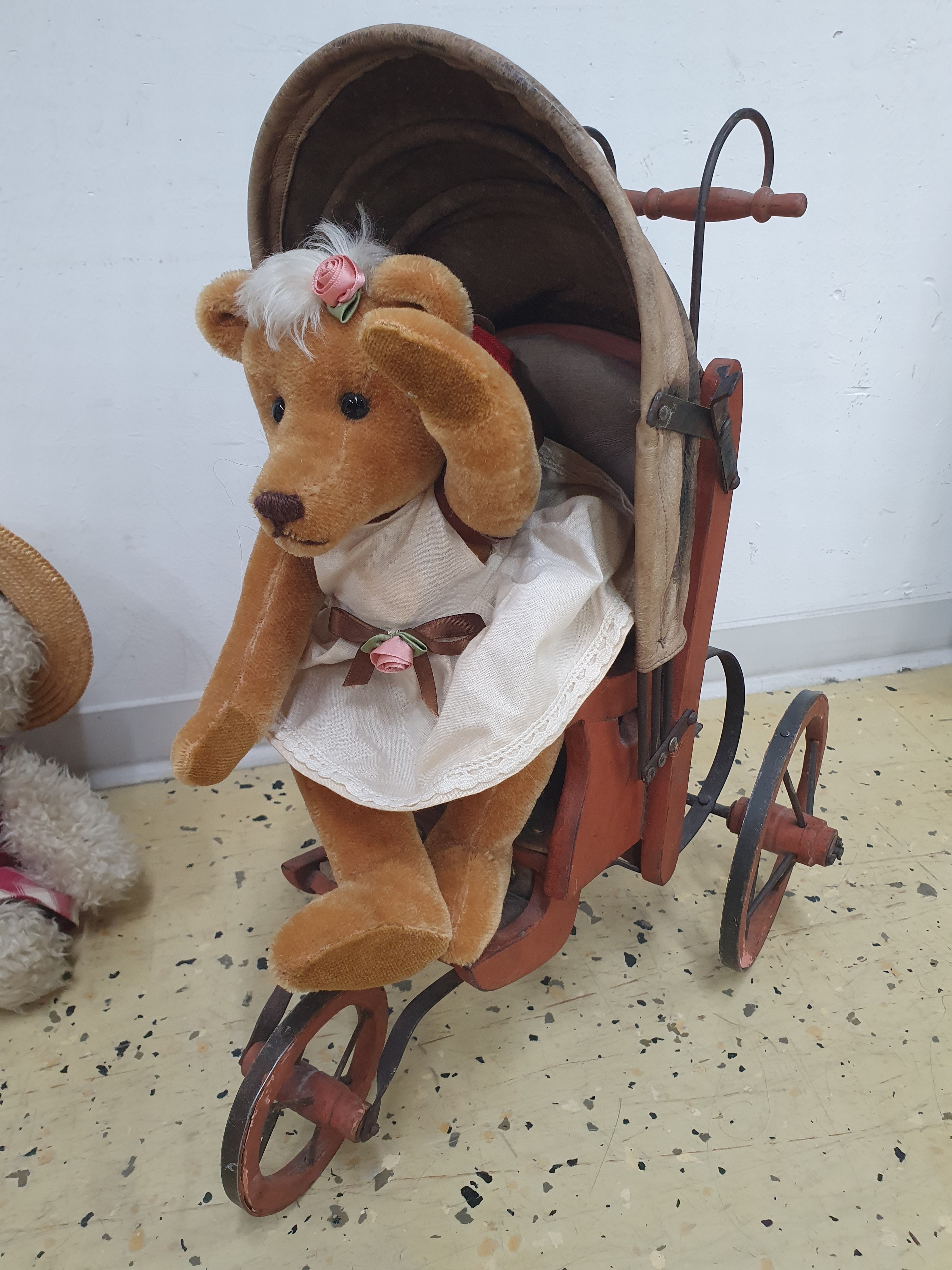 Detail b: 3 Künstlerpuppen und ein kleiner Puppenwagen, Porzellanköpfe bzw. Brustplatten, Arme- und Beine auch aus Porzellan, u.a. von der Puppenmacherin ...