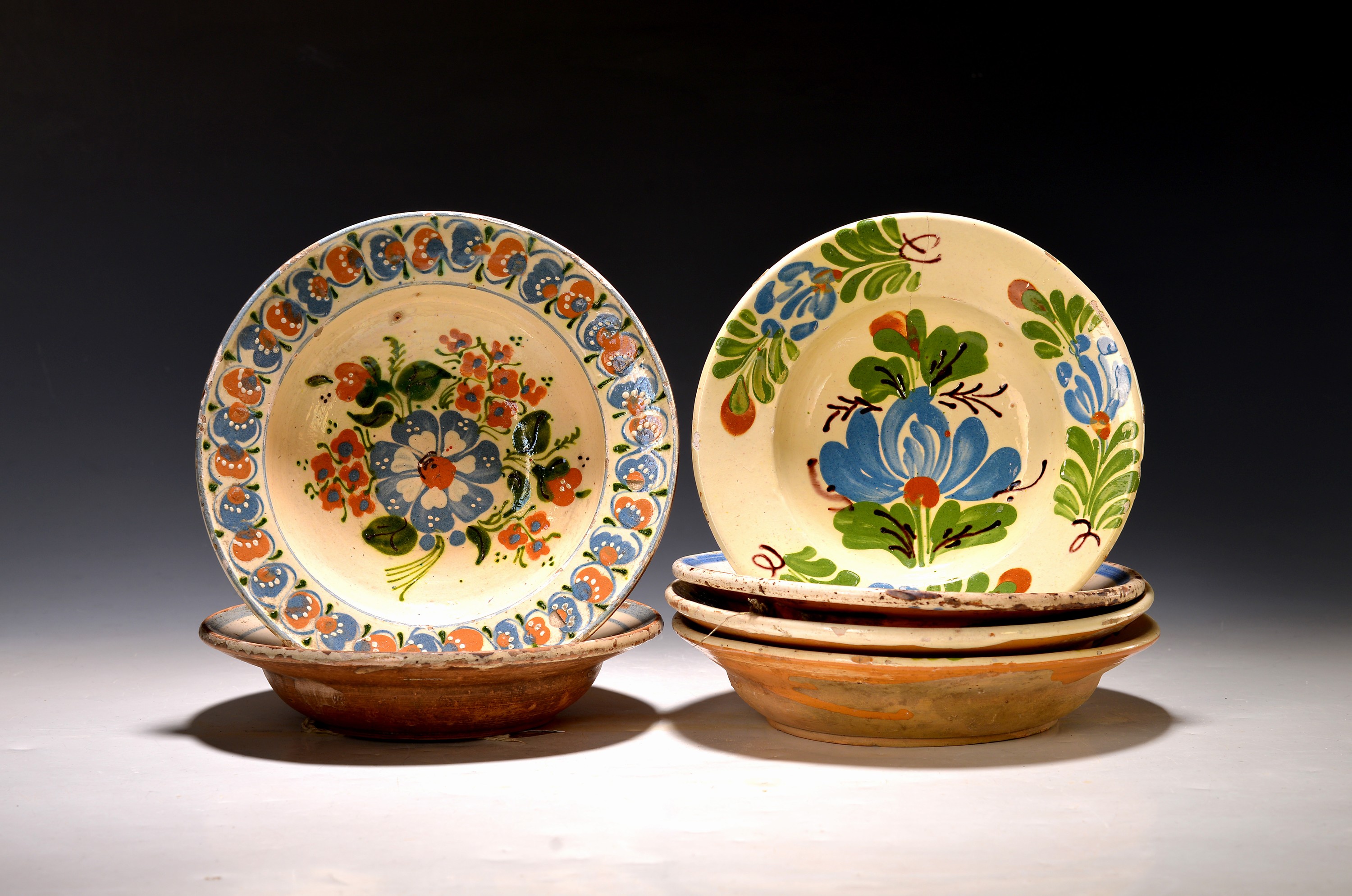 Detail a: 7tlg. Vorratsset, 11 Teller, Bauernkeramik u. 2 Delfter Teller, 11 Teller wohl Siebenbürgen, 19./20. Jh., versch. florale Dekore, D. ca. 15-22 cm, ...