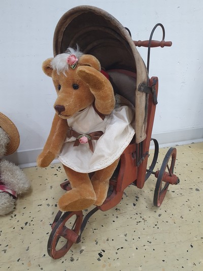 27122022b - 3 Künstlerpuppen und ein kleiner Puppenwagen, Porzellanköpfe bzw. Brustplatten, Arme- ...