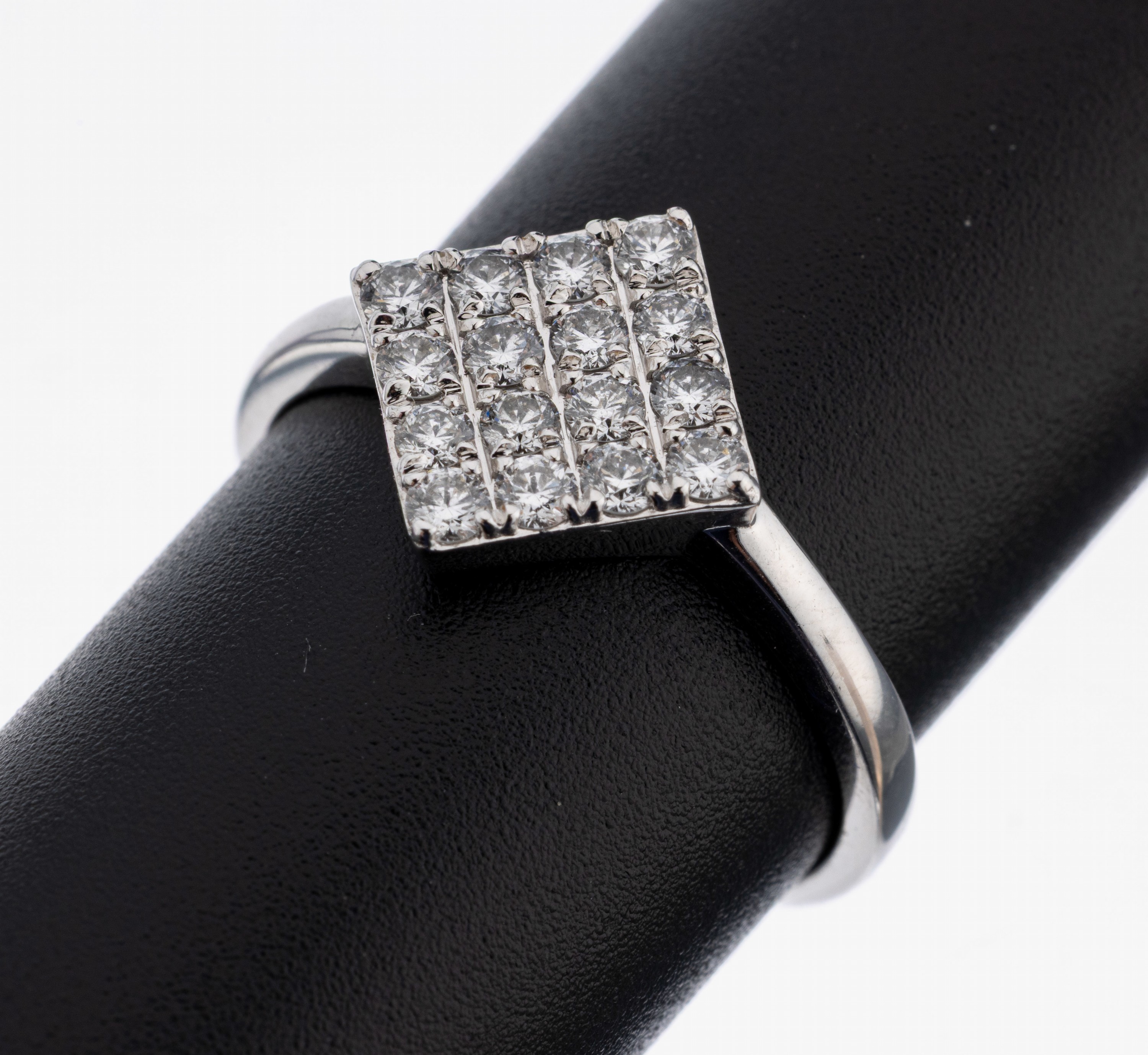 Image 27122342 - 14 kt Gold Brillant-Ring, WG 585/000, quadratischer Ringkopf, 16 Brillanten zus. ...