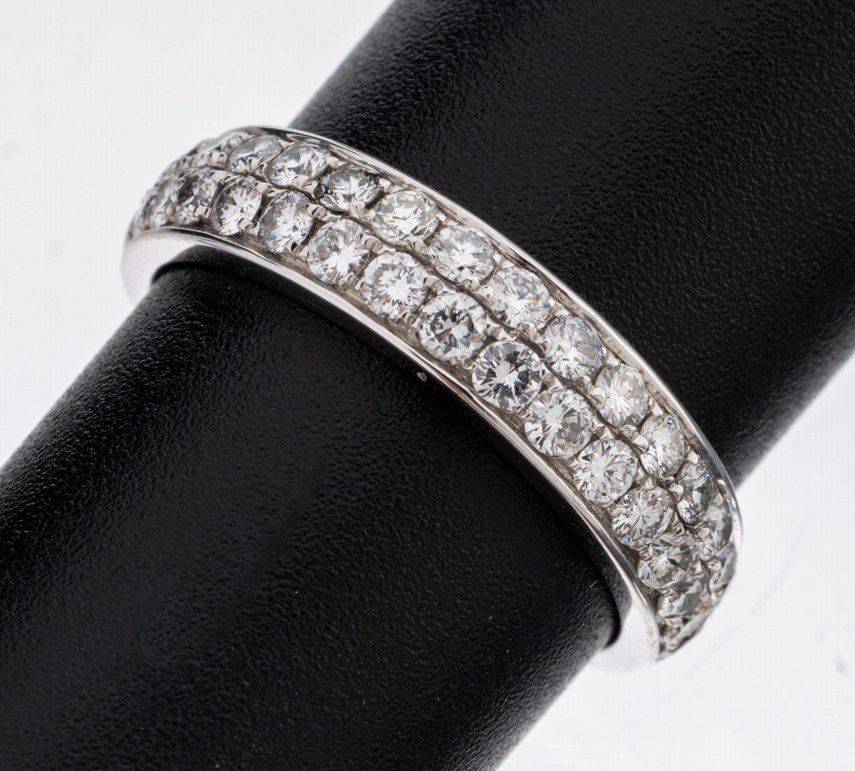 Image 27122363 - 14 kt Gold Brillant-Ring, WG 585/000, 36 Brillanten zus. ca. 1.0 ct (grav.) feines ...