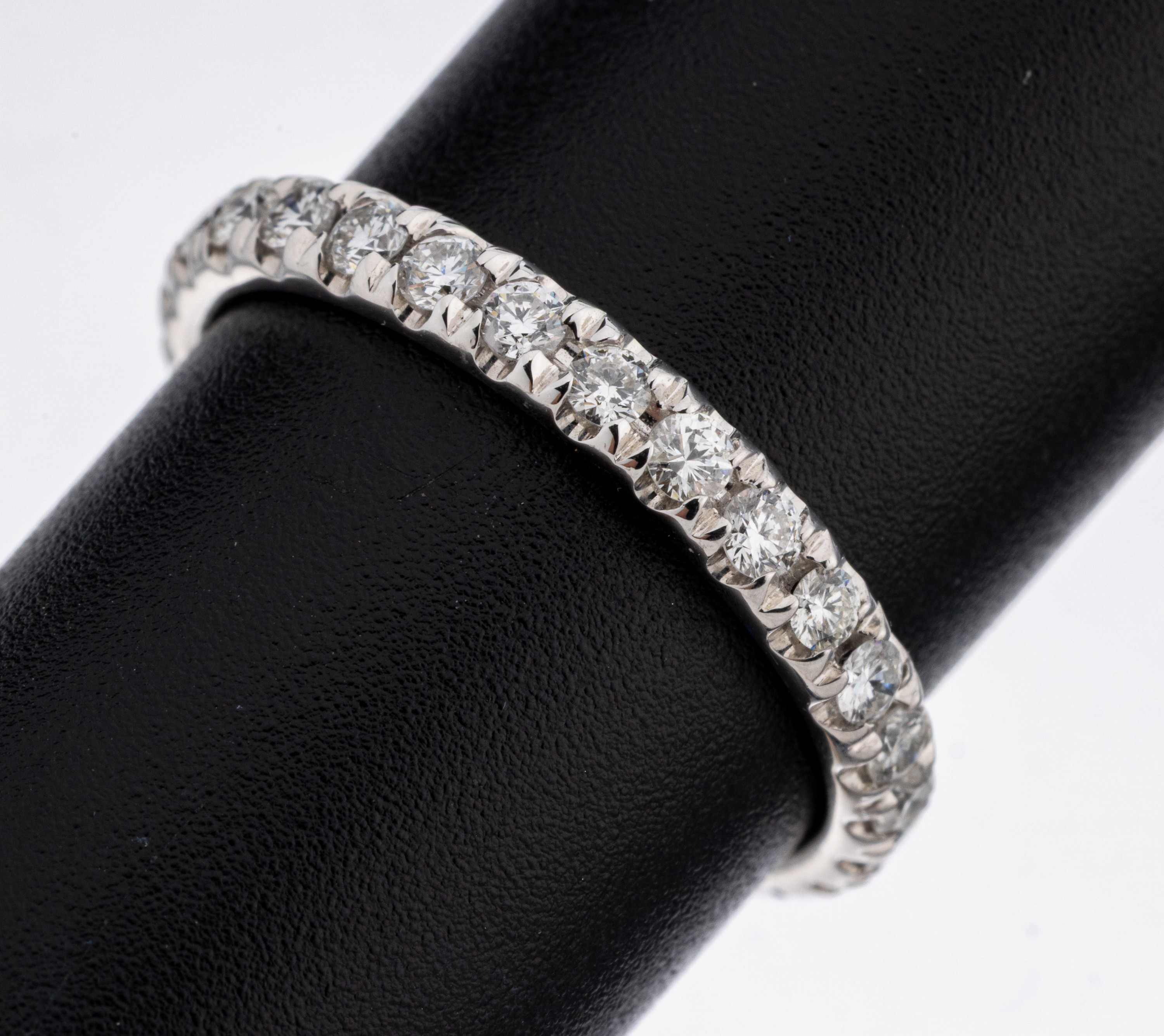 14 kt Gold Brillant-Memoryring, WG 585/000,28 Brillanten zus. ca. 0.81 ct (grav.) feines Weiß-Weiß/vs-si, RW 54, ca. 2.1 g