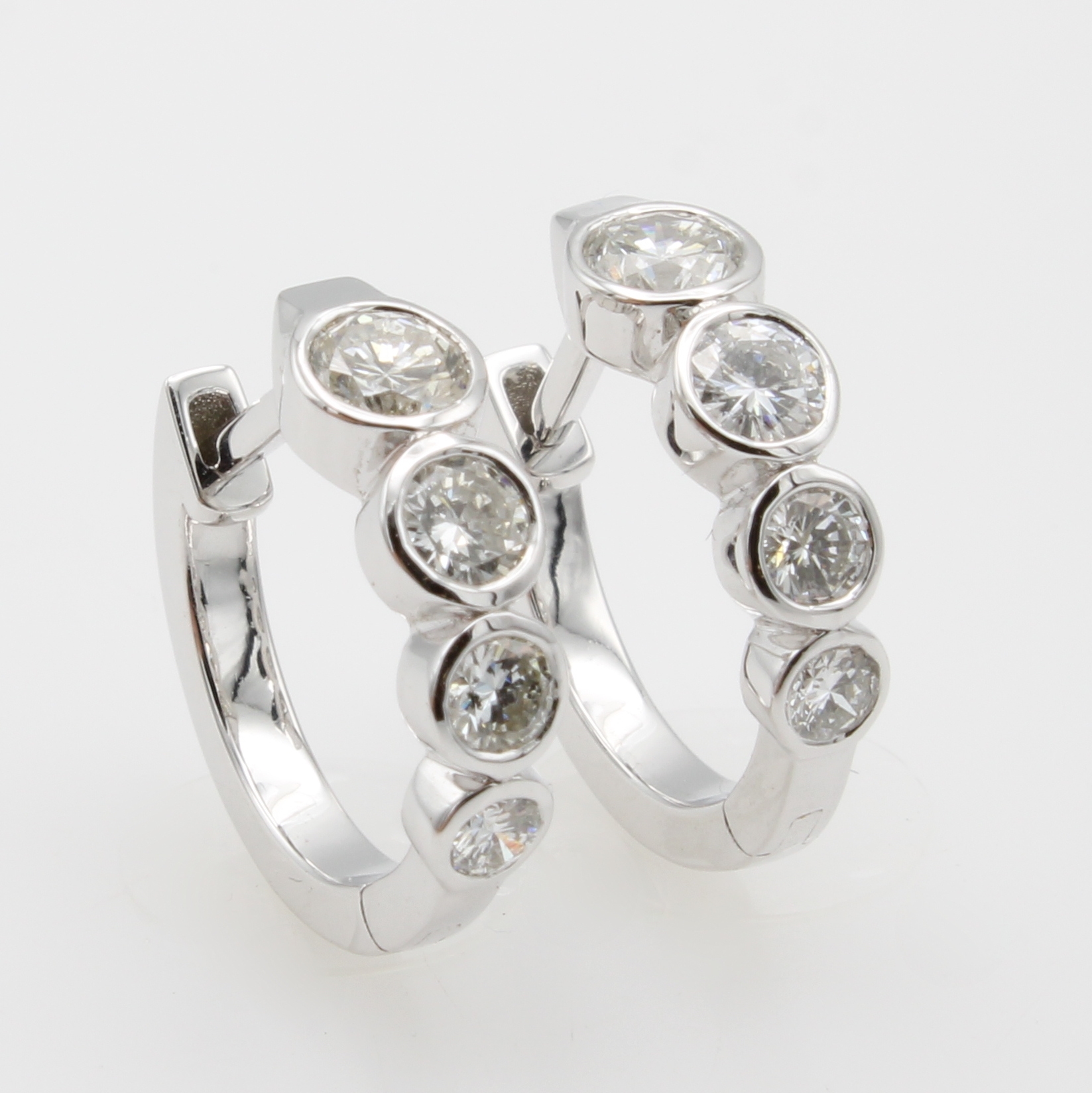 Image 27122618 - Paar Klappcreolen mit Brillanten, WG 750/000, 8 Brill. zus. ca. 0.79 ct Weiß/vs, D. ca. ...