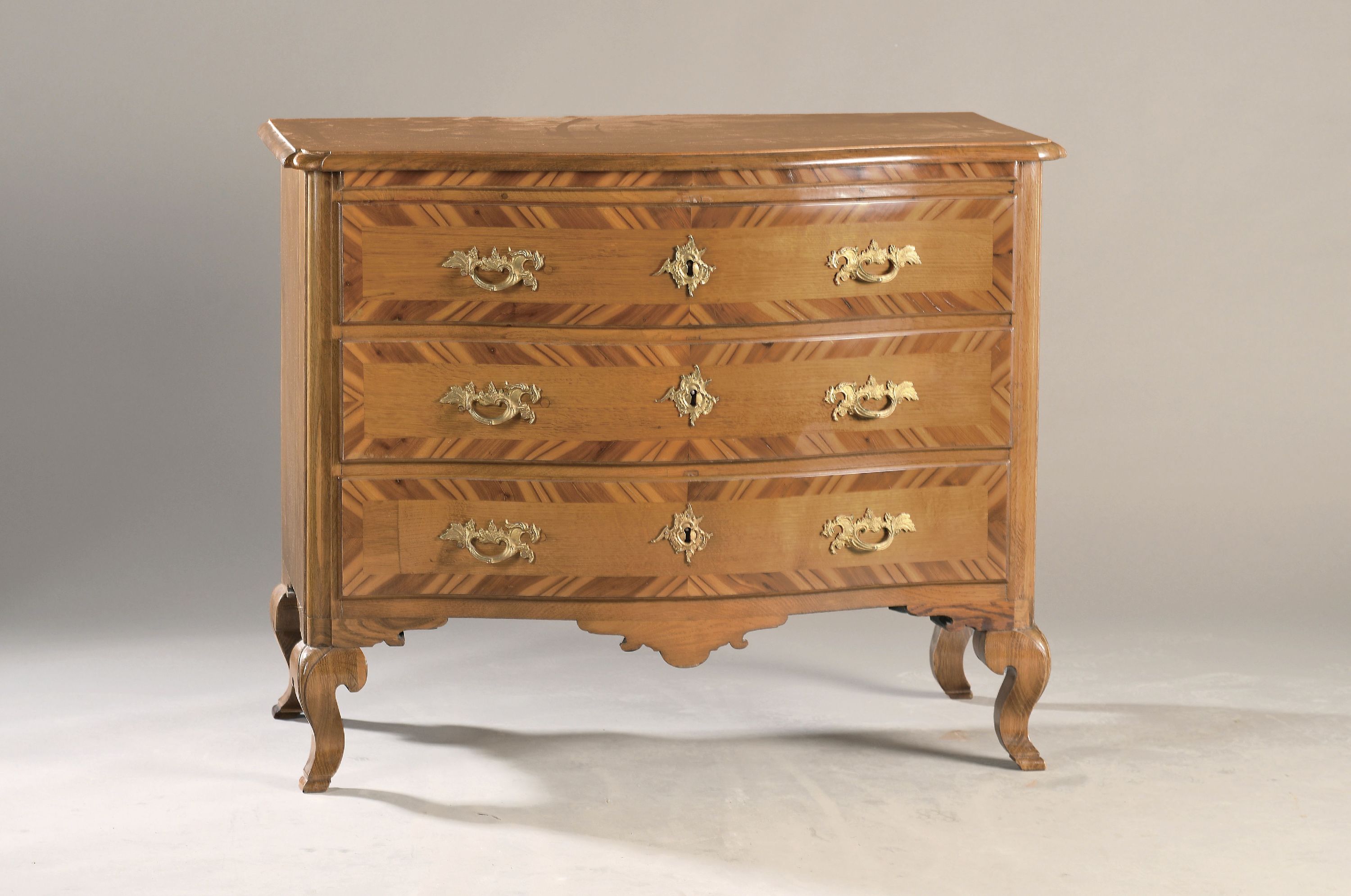 Image 27122624 - Sächsische Barockkommode, wohl Dresden, um 1760, geschweifter Eichenkorpus, Front mit ...