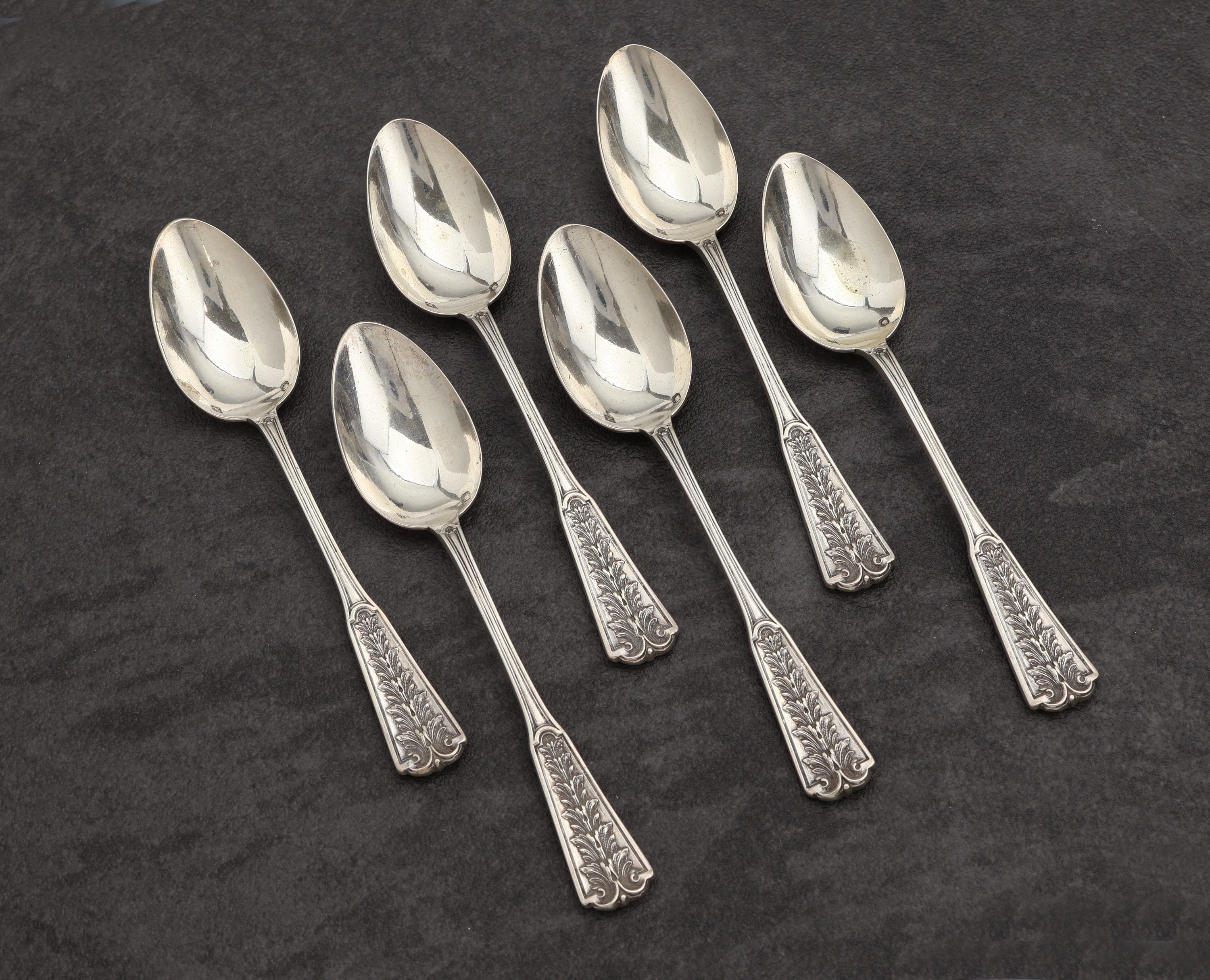 Detail a: 6 Kaffeelöffel, Frankreich um 1900, 950er Silber, Meistermarke P.Q. - Quitte, Griffe mit geometrisierendem Akanthusblattdekor, L. ca. 14 cm, sehr ...
