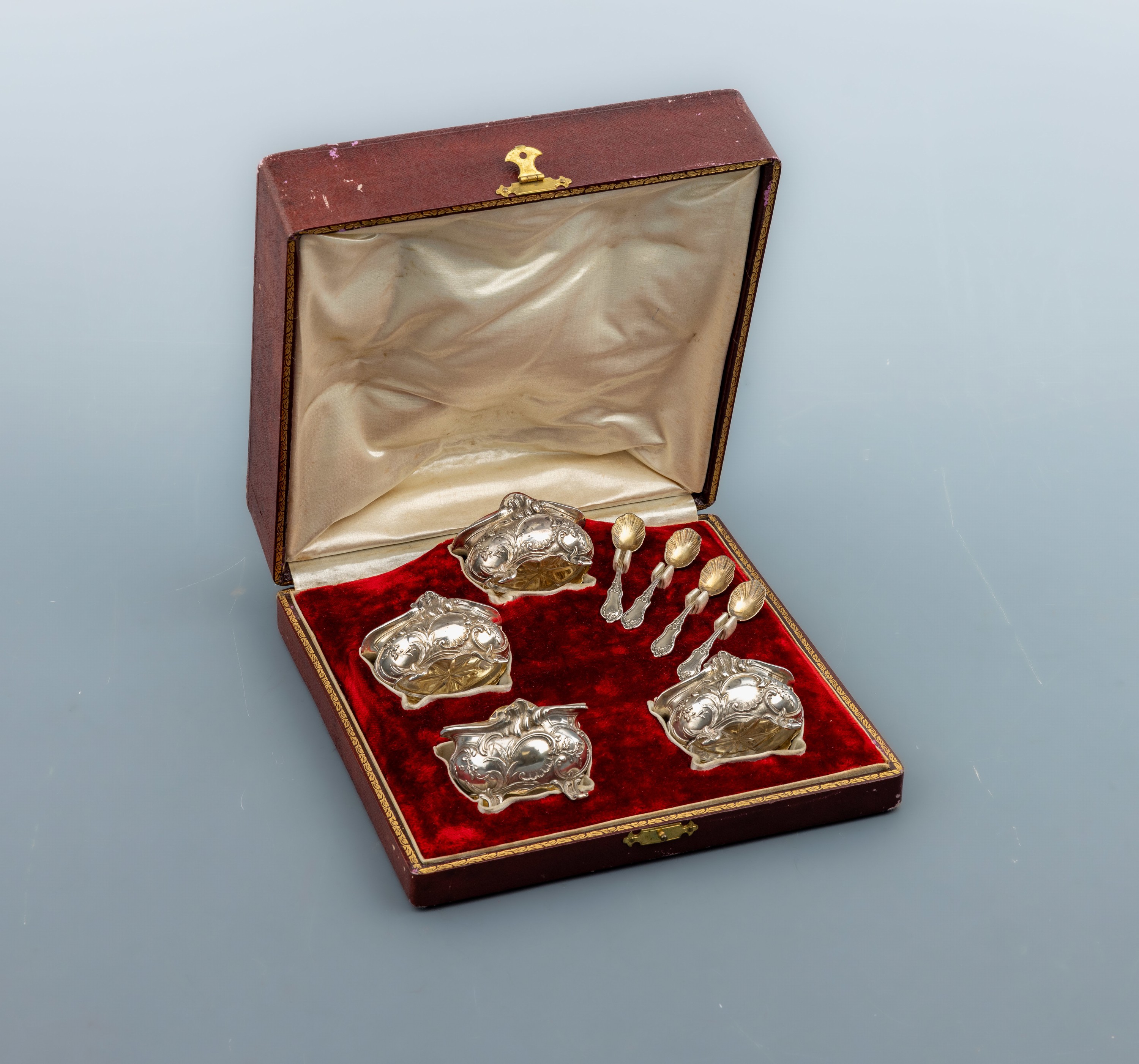 Detail a: 4 Salz-/Gewürzschälchen Frankreich um 1890, 950er Silber, innen verg., Meistermarke in Raute nicht identifiziert, prunkvoller Dekor mit Rokaillen ...