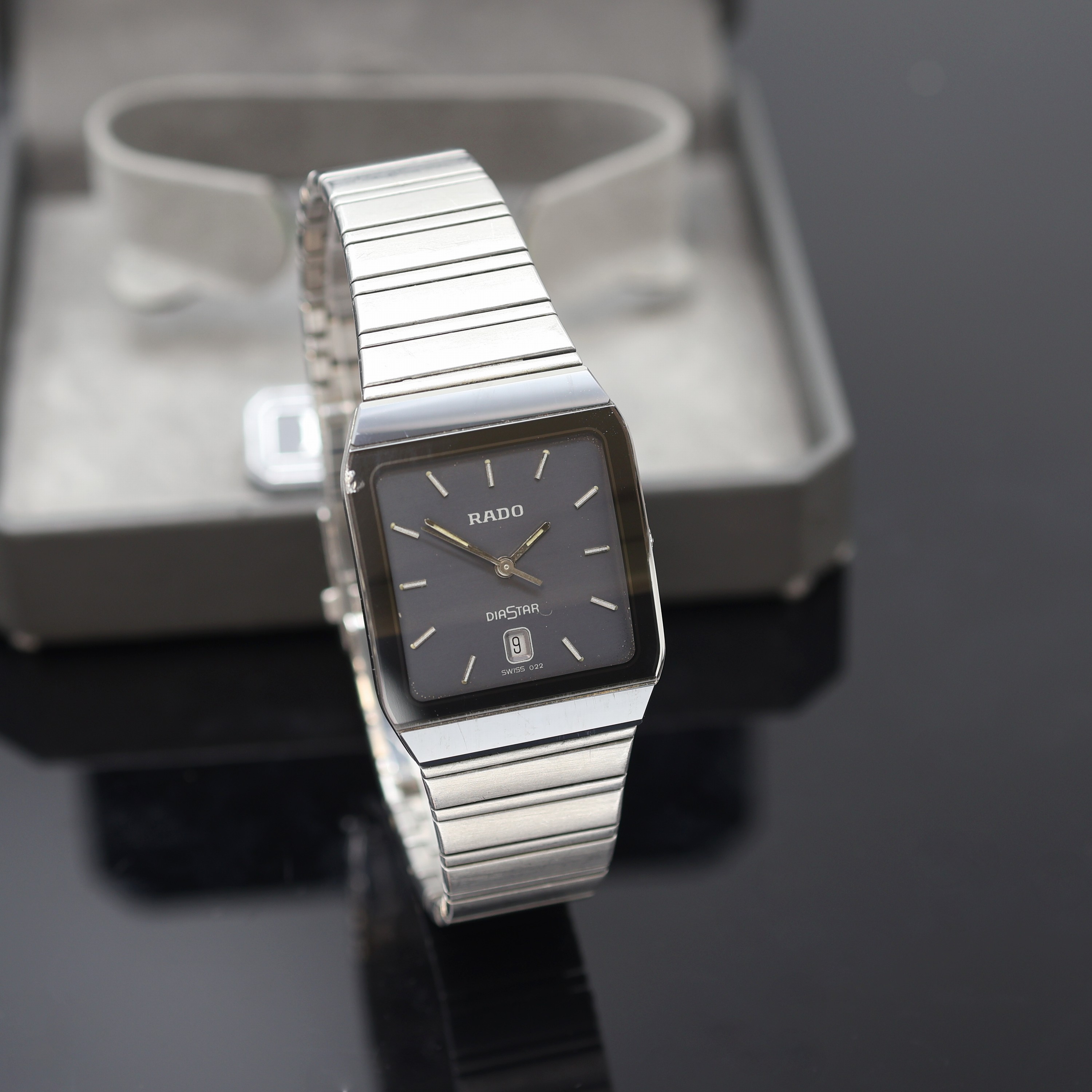 Detail a: RADO Diastar Armbanduhr Referenz 129.0266.3,Schweiz um 1995, quarz, Edelstahlgeh. inkl. orig. Gliederband m. dopp. Faltschl., Boden aufgedr., graues ...