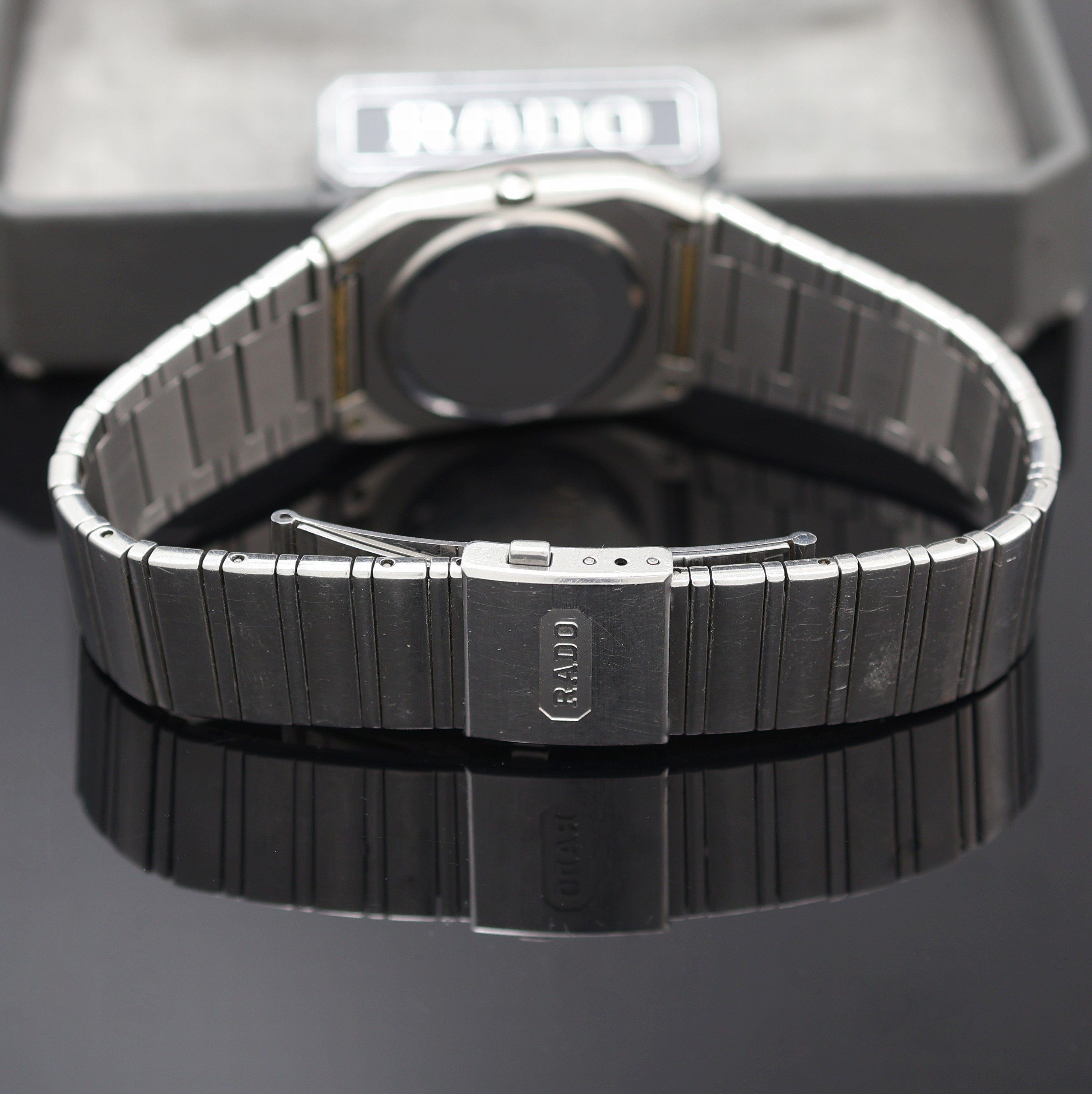 Detail b: RADO Diastar Armbanduhr Referenz 129.0266.3,Schweiz um 1995, quarz, Edelstahlgeh. inkl. orig. Gliederband m. dopp. Faltschl., Boden aufgedr., graues ...