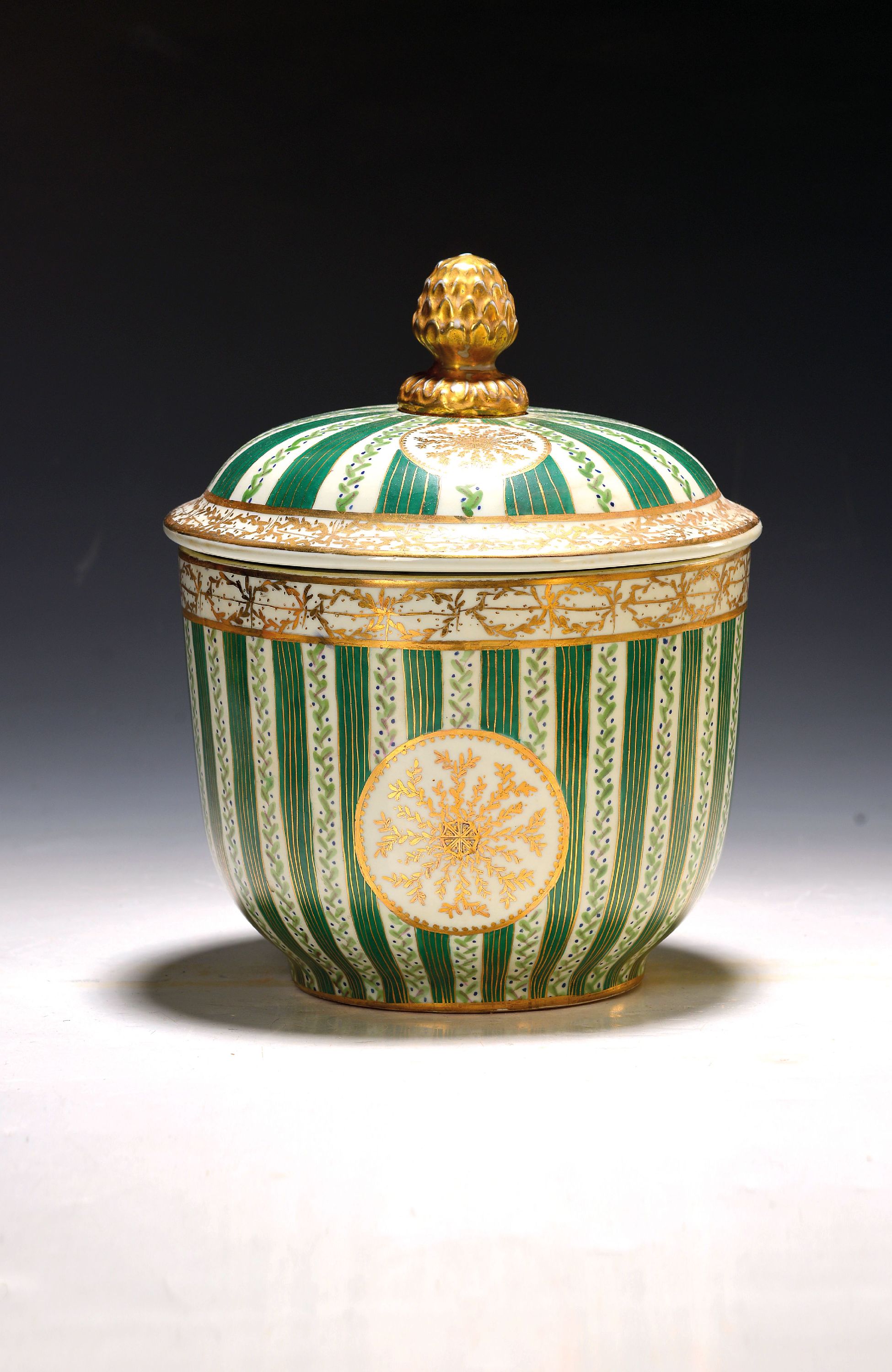 Image 27122640 - Große Deckeldose, United Wilson Porcelain Factory, Hong Kong, um 1900, Porzellan, ...