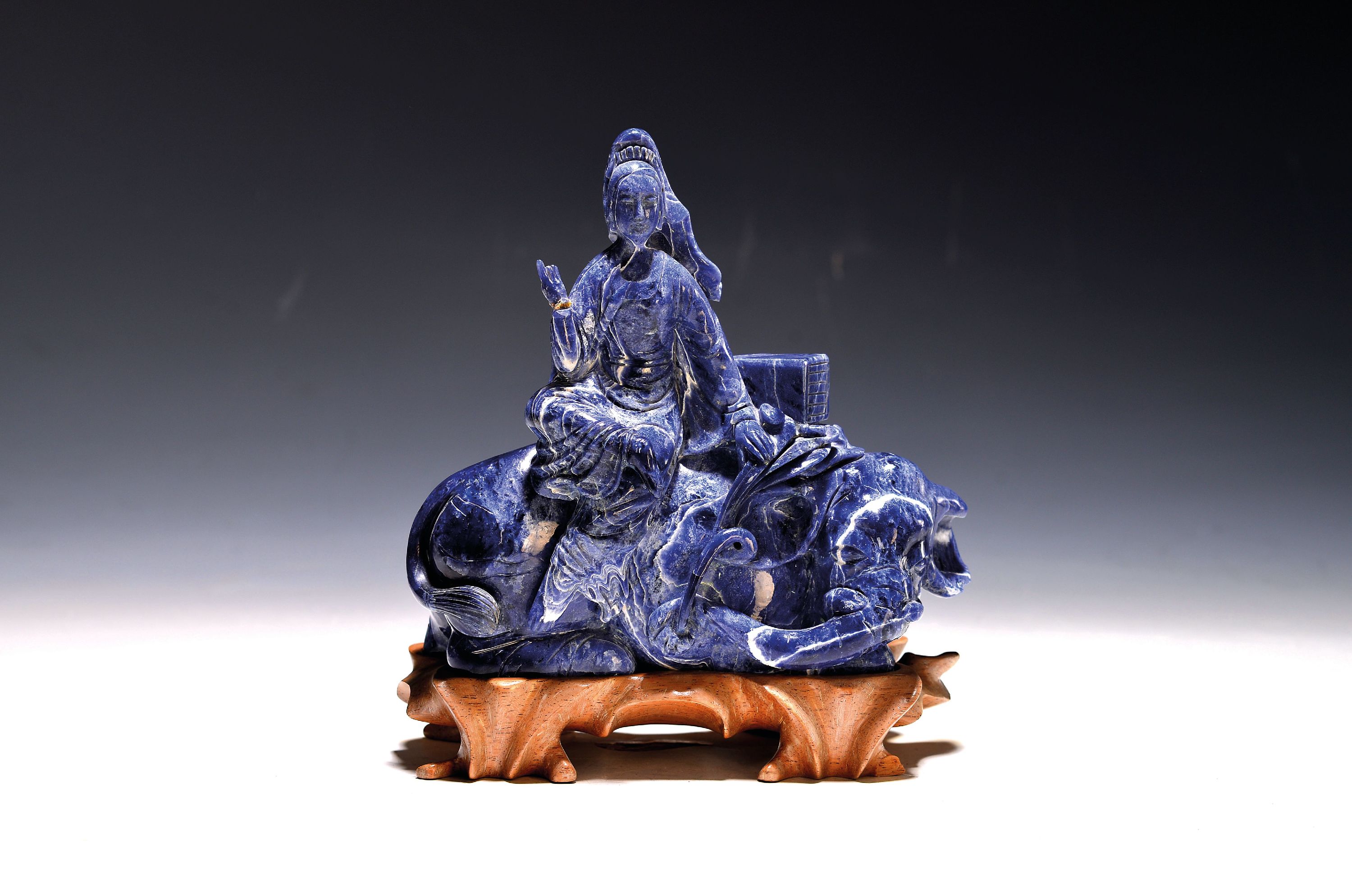 Image 27122648 - Schnitzerei aus Lapislazuli, China, 20.Jh., Lapislazuli, auf Elefant sitzende Guanyin, ...