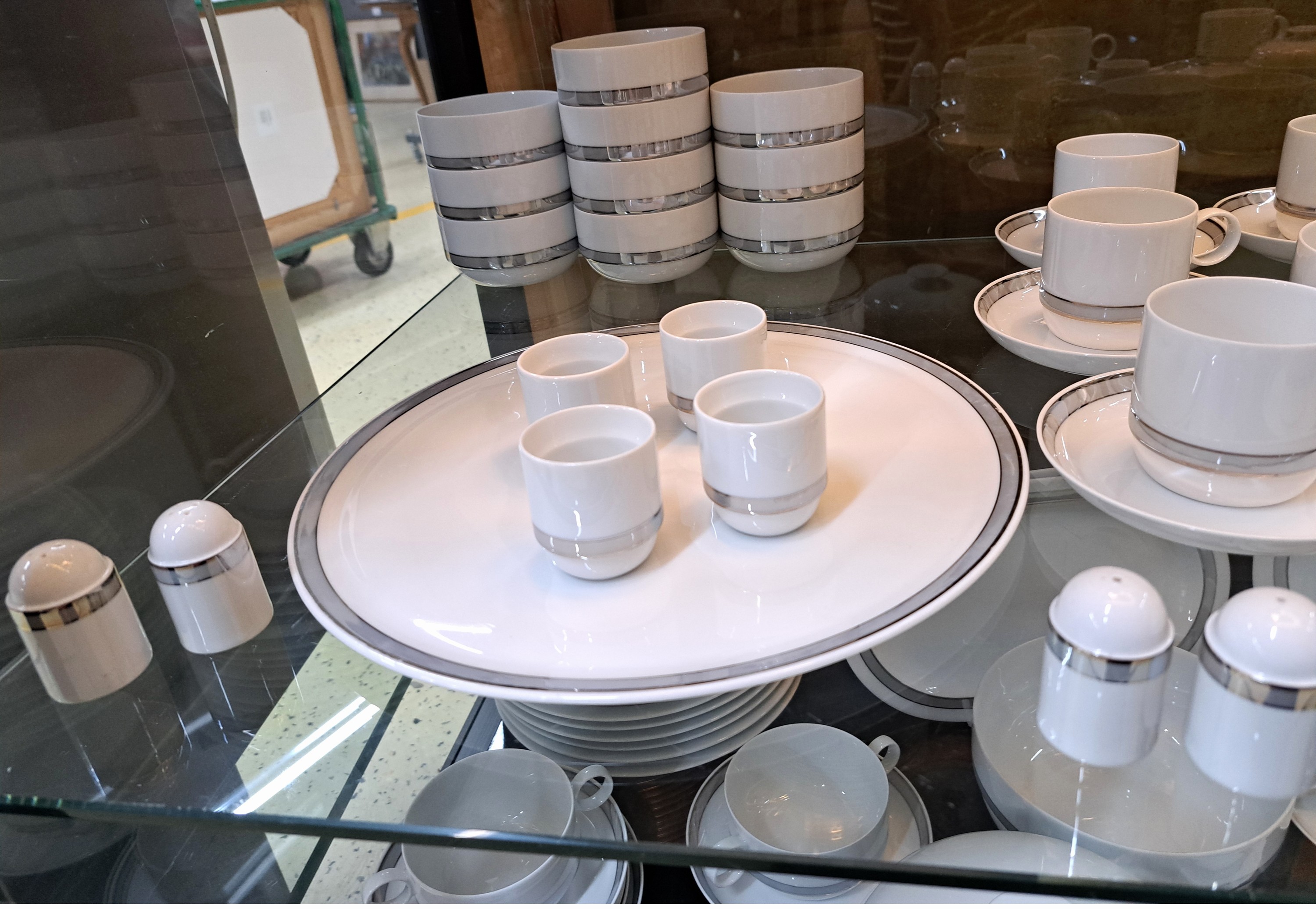 Detail a: Speise- und Kaffeeservice, Rosenthal, Modell Duo mit Platinborte, Entwurf Ambrogio Pozzi, 13 flache Teller, 13 Suppentassen mit 12 Untertassen, 12 ...
