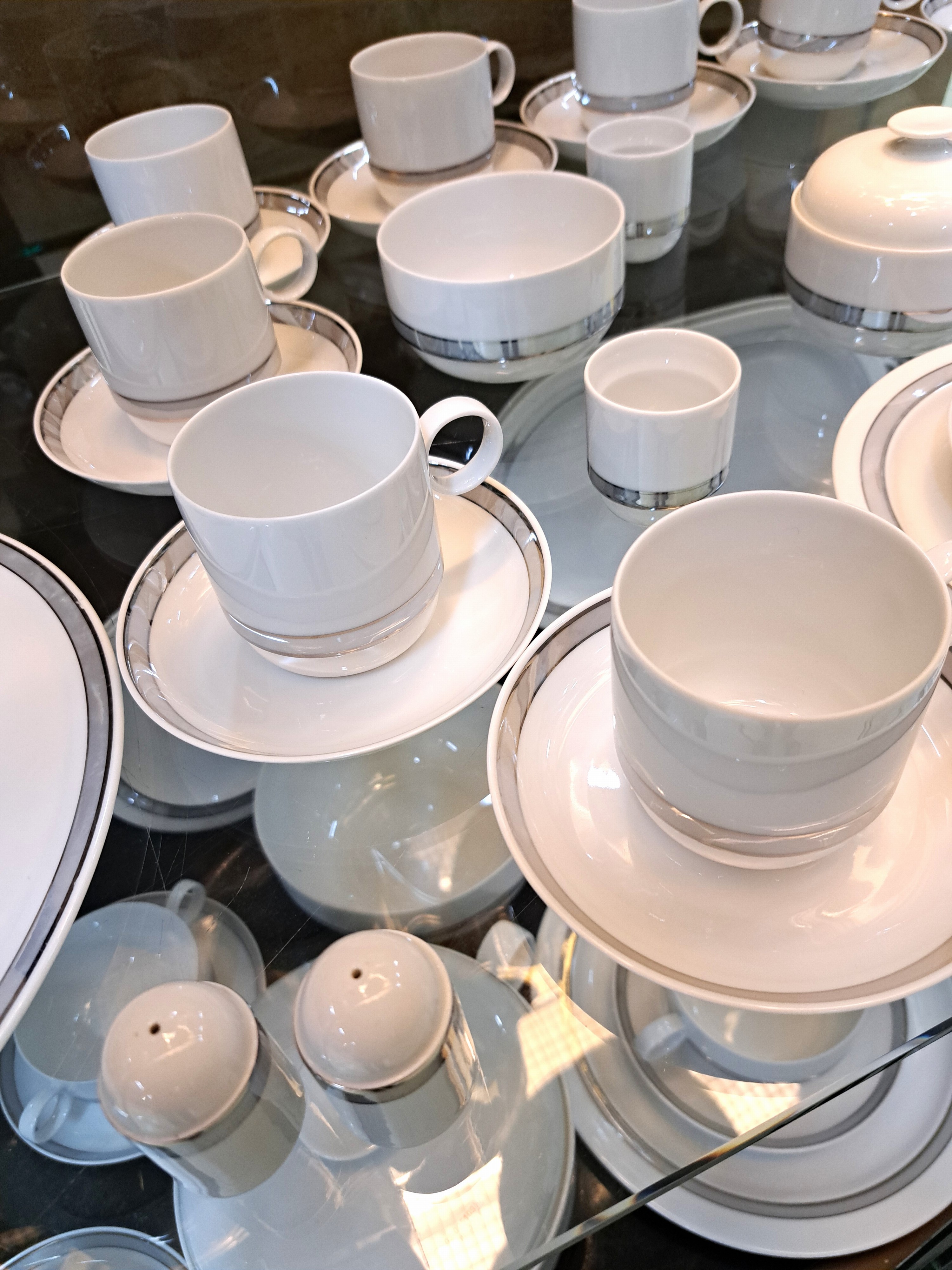 Detail b: Speise- und Kaffeeservice, Rosenthal, Modell Duo mit Platinborte, Entwurf Ambrogio Pozzi, 13 flache Teller, 13 Suppentassen mit 12 Untertassen, 12 ...