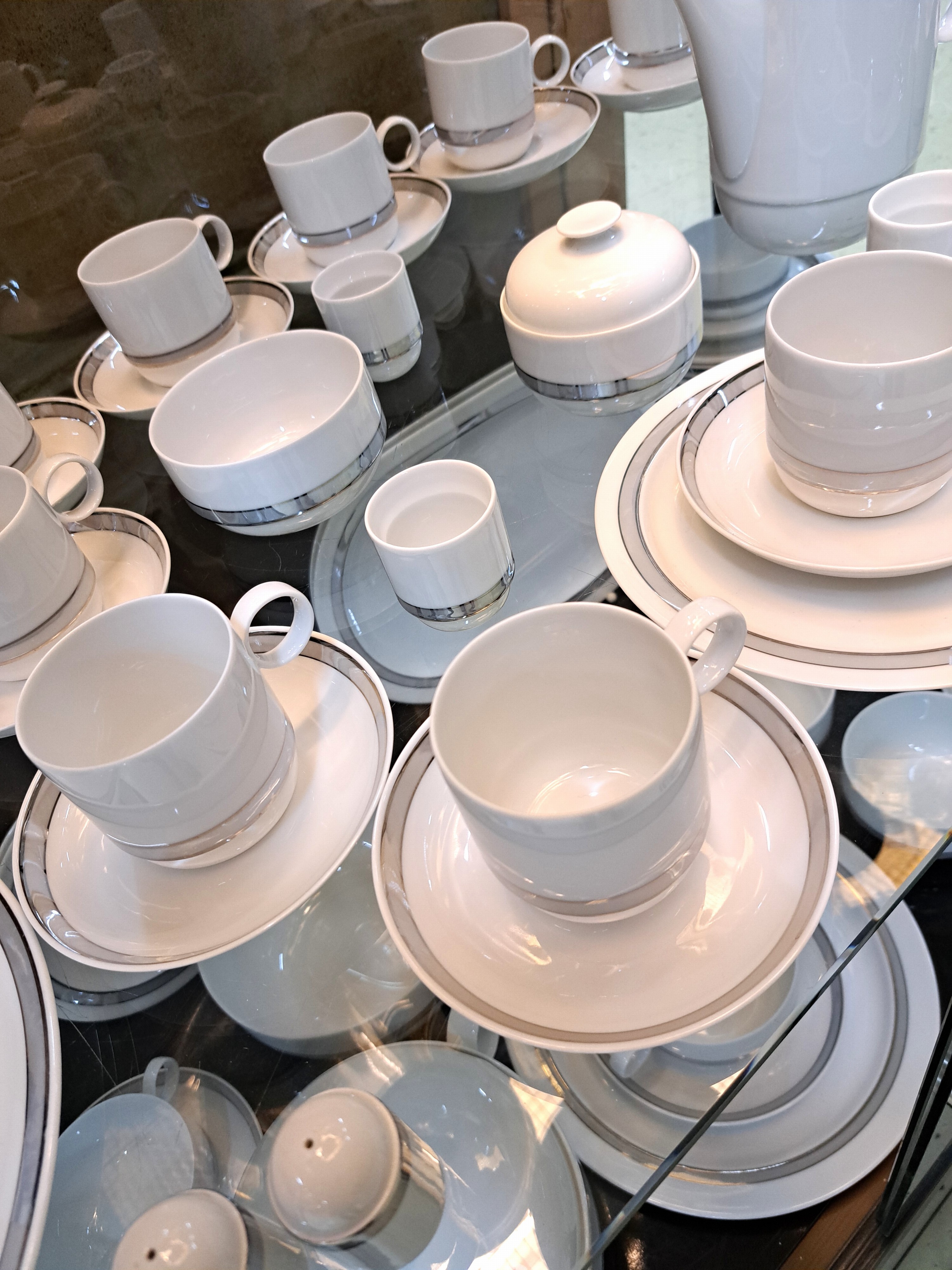 Detail c: Speise- und Kaffeeservice, Rosenthal, Modell Duo mit Platinborte, Entwurf Ambrogio Pozzi, 13 flache Teller, 13 Suppentassen mit 12 Untertassen, 12 ...