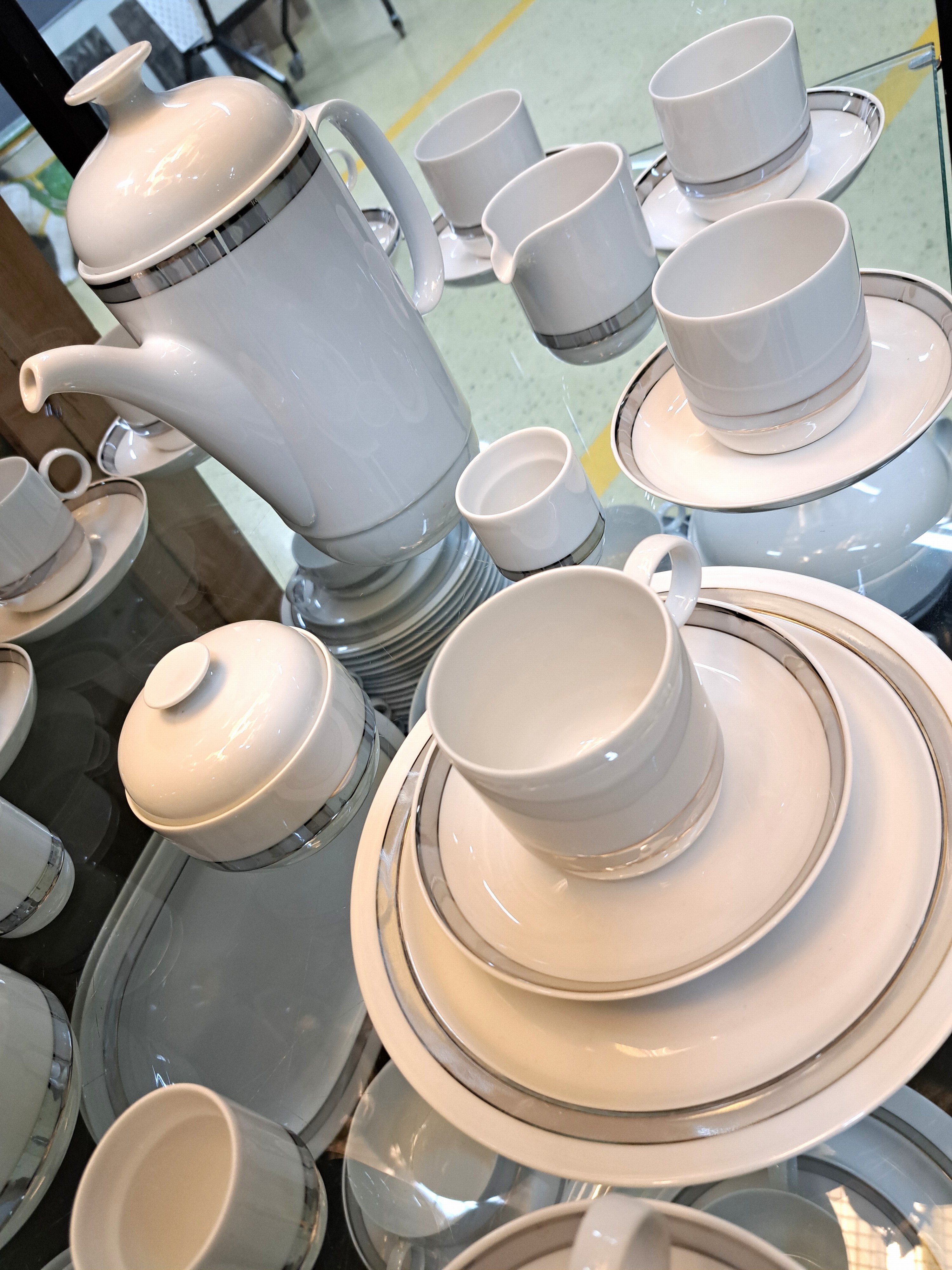 Detail d: Speise- und Kaffeeservice, Rosenthal, Modell Duo mit Platinborte, Entwurf Ambrogio Pozzi, 13 flache Teller, 13 Suppentassen mit 12 Untertassen, 12 ...