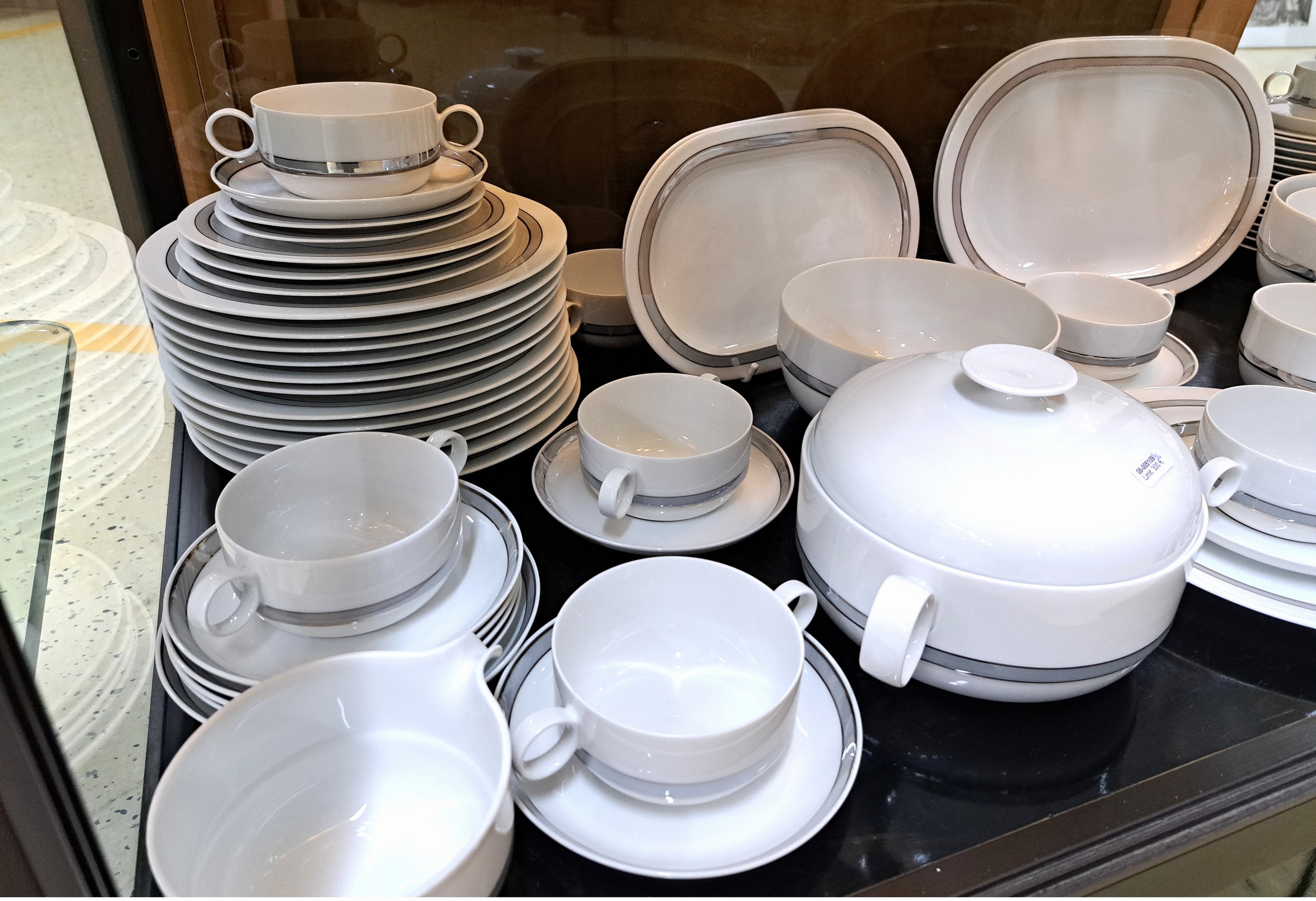 Detail e: Speise- und Kaffeeservice, Rosenthal, Modell Duo mit Platinborte, Entwurf Ambrogio Pozzi, 13 flache Teller, 13 Suppentassen mit 12 Untertassen, 12 ...