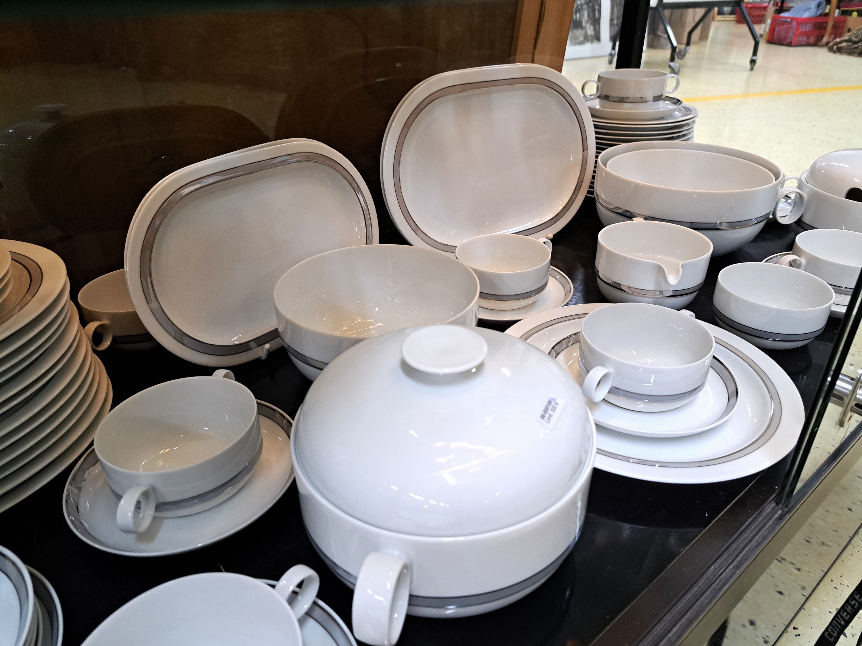 Detail f: Speise- und Kaffeeservice, Rosenthal, Modell Duo mit Platinborte, Entwurf Ambrogio Pozzi, 13 flache Teller, 13 Suppentassen mit 12 Untertassen, 12 ...