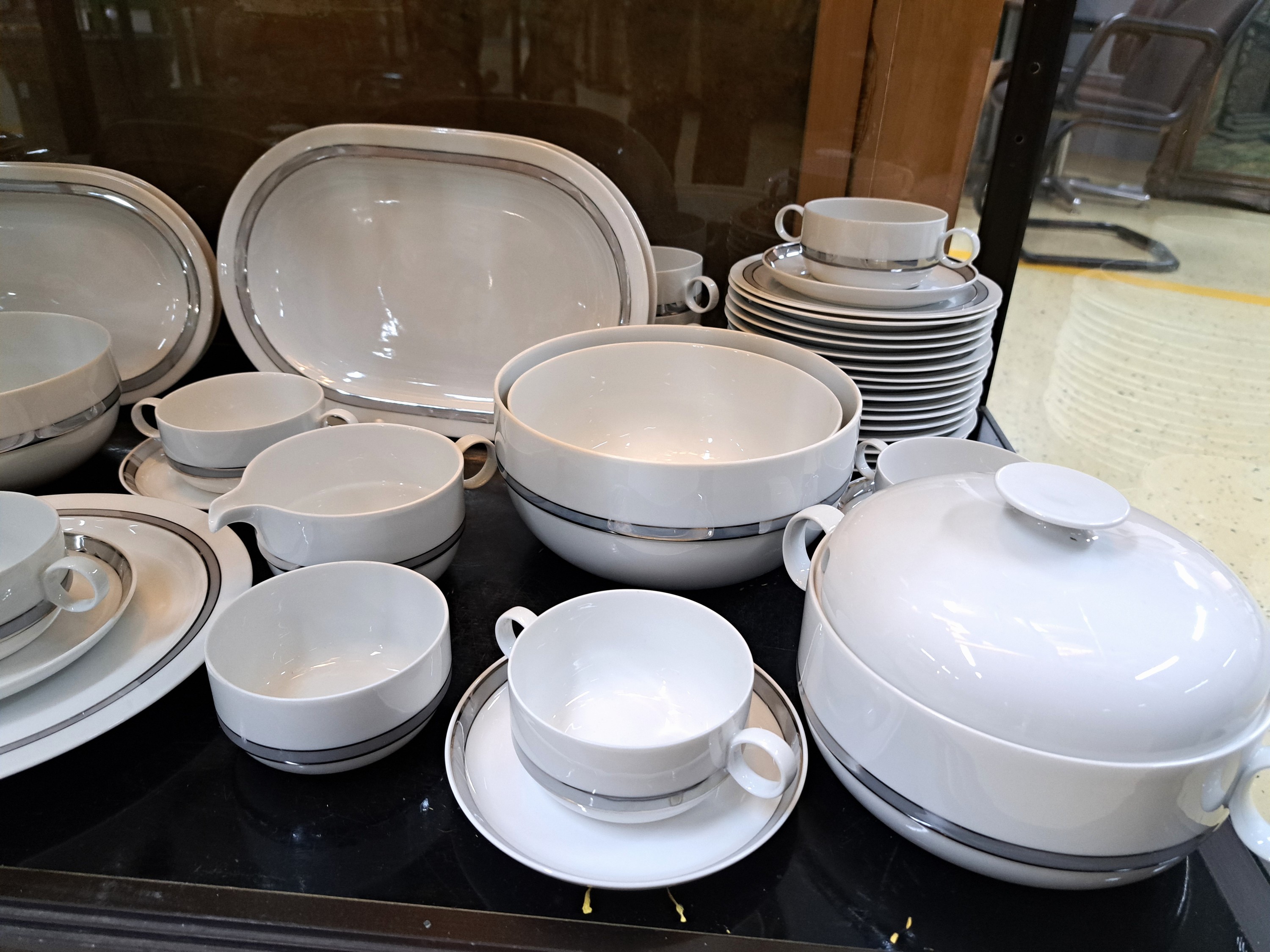 Detail g: Speise- und Kaffeeservice, Rosenthal, Modell Duo mit Platinborte, Entwurf Ambrogio Pozzi, 13 flache Teller, 13 Suppentassen mit 12 Untertassen, 12 ...