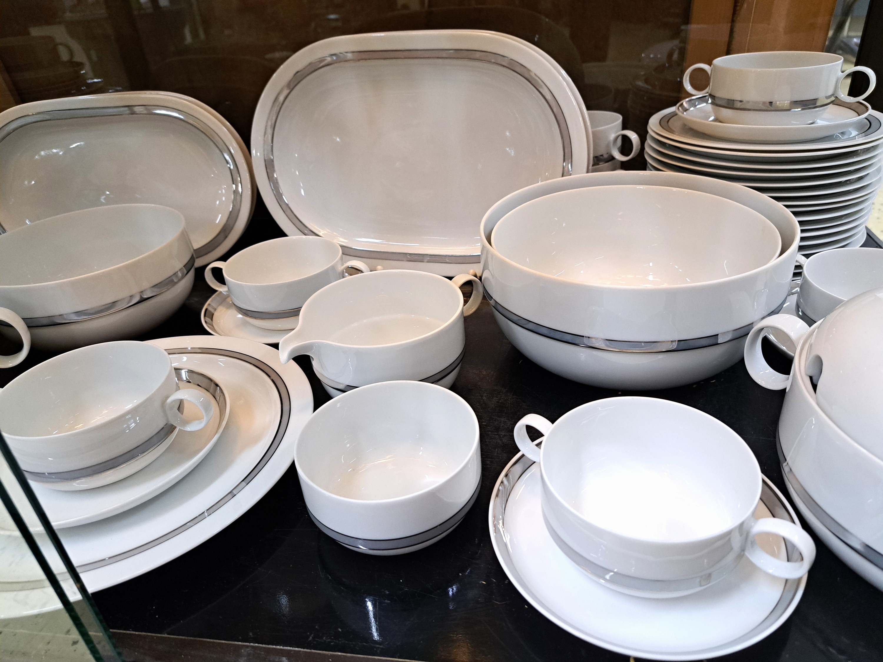 Detail h: Speise- und Kaffeeservice, Rosenthal, Modell Duo mit Platinborte, Entwurf Ambrogio Pozzi, 13 flache Teller, 13 Suppentassen mit 12 Untertassen, 12 ...