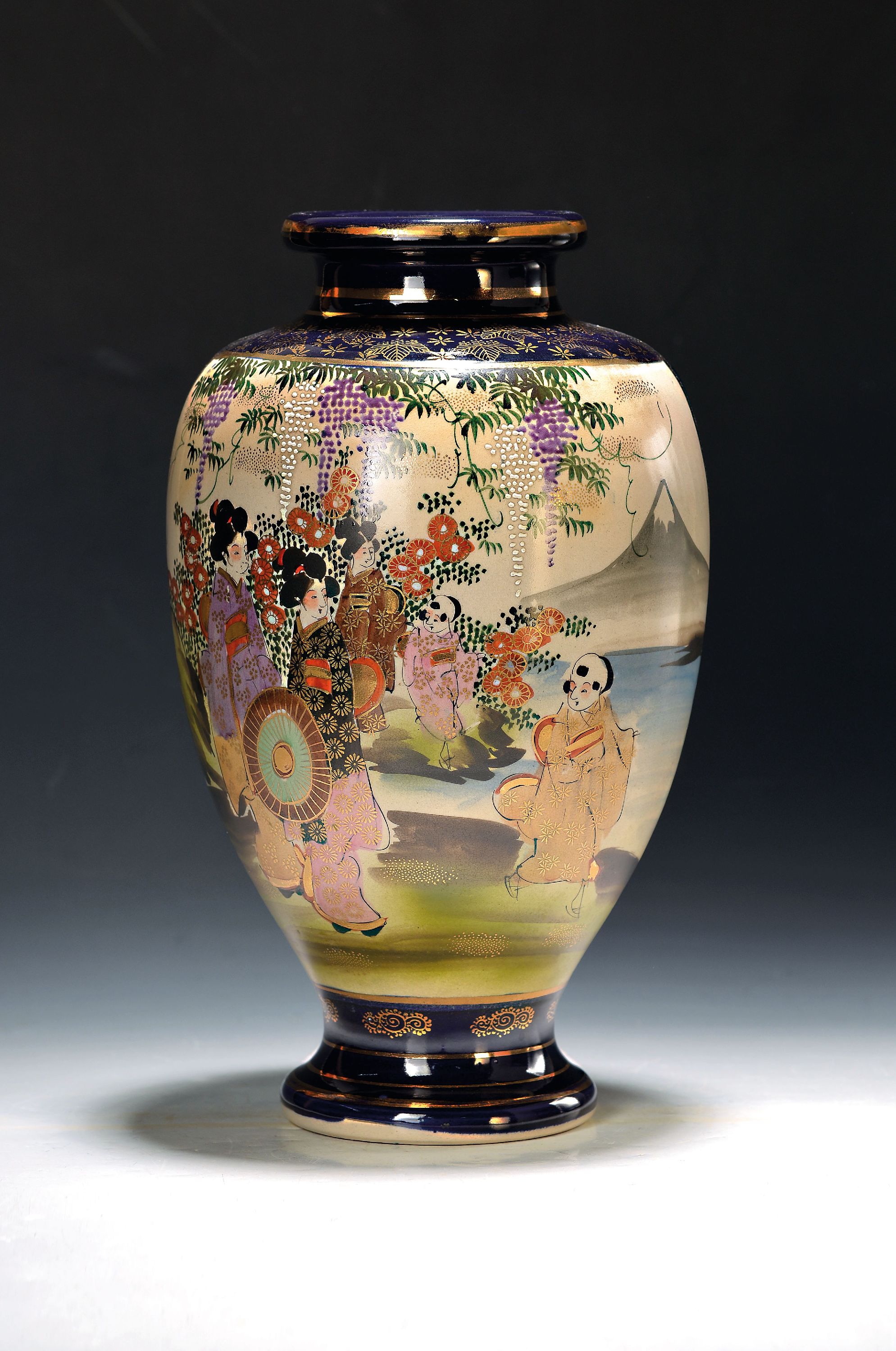 Image 27122656 - Vase, Japan, 1930er Jahre, Satsuma, partiell kobaltblau glasiert mit Golddekor, in ...