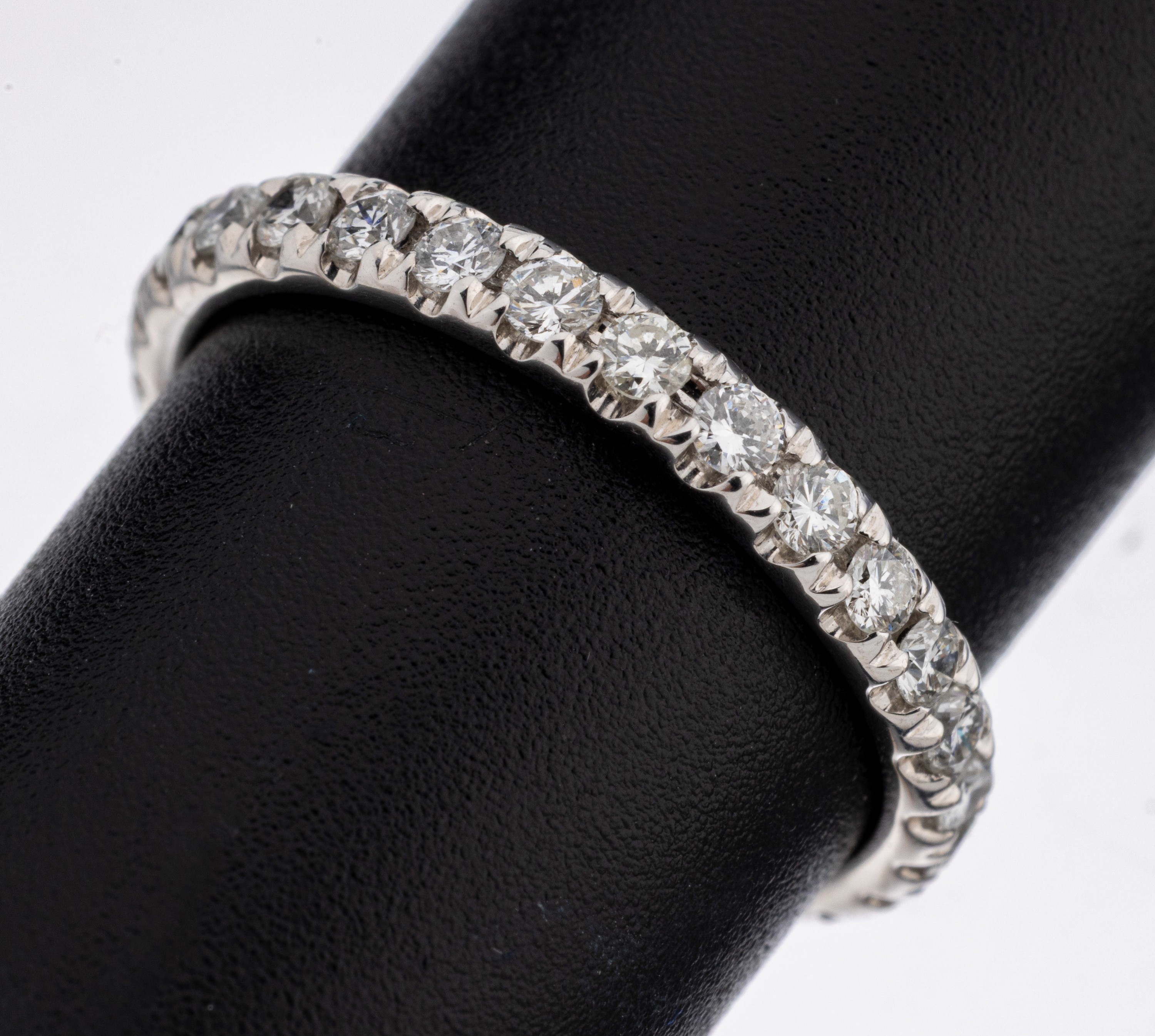 14 kt Gold Brillant-Memoryring, WG 585/000,28 Brillanten zus. ca. 0.81 ct (grav.) Weiß-l.get.Weiß/si-p, RW 54, ca. 2.0 g