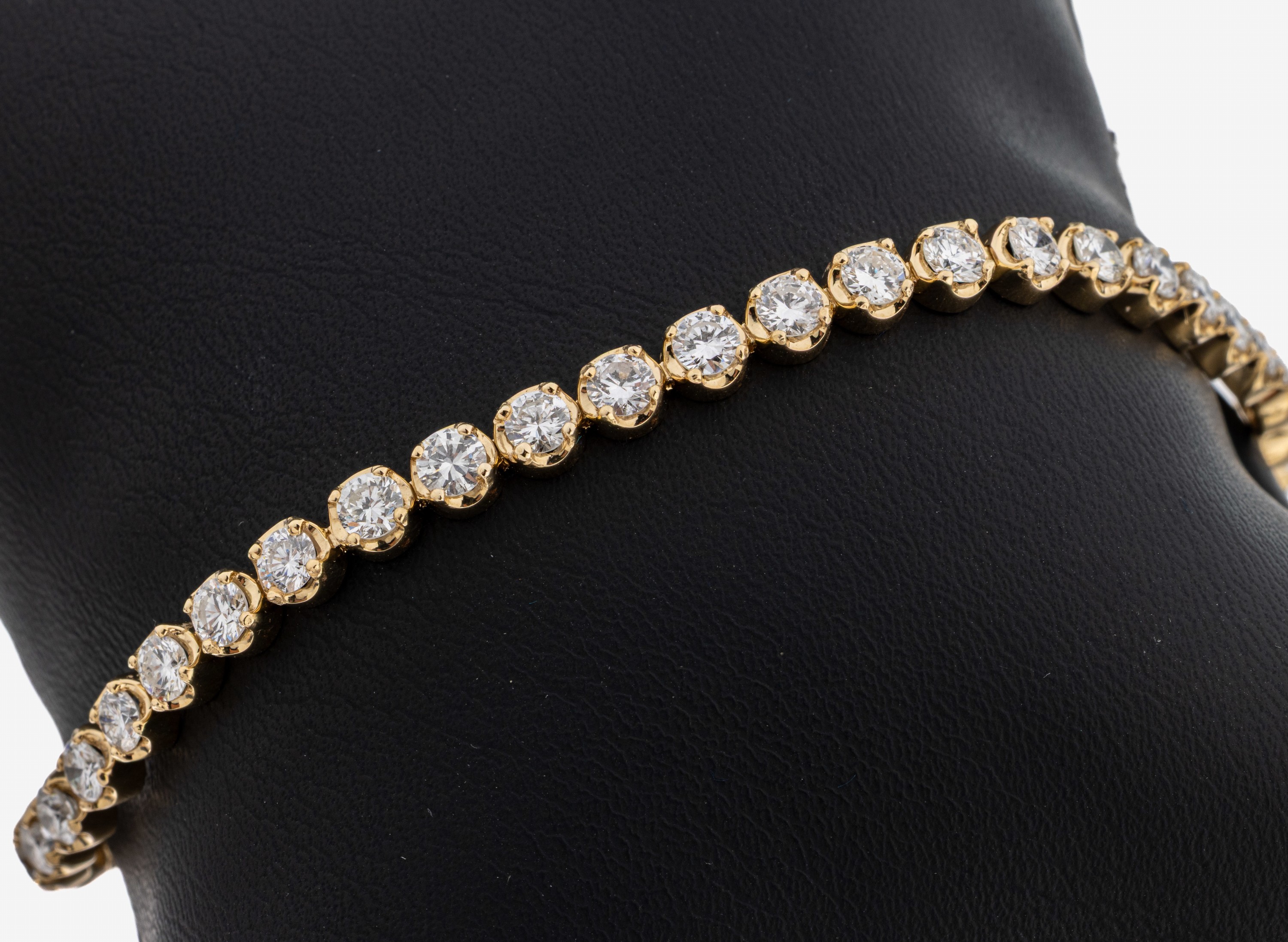Image 27122682 - 14 kt Gold Brillant-Linienarmband, GG 585/000, 42 Brillanten zus. ca. 5.60 ct ...