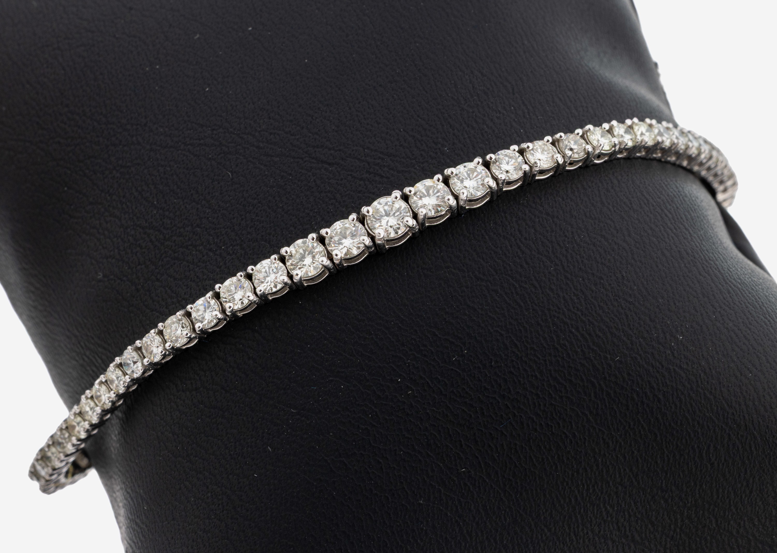 18 kt Gold Brillant-Linienarmband, WG 750/000, 62 Brillanten im Verlauf zus. ca. 3.60 ct Weiß-l.get.Weiß/si-p, L. ca. 18 cm, Kastenschloss mit 2 ...