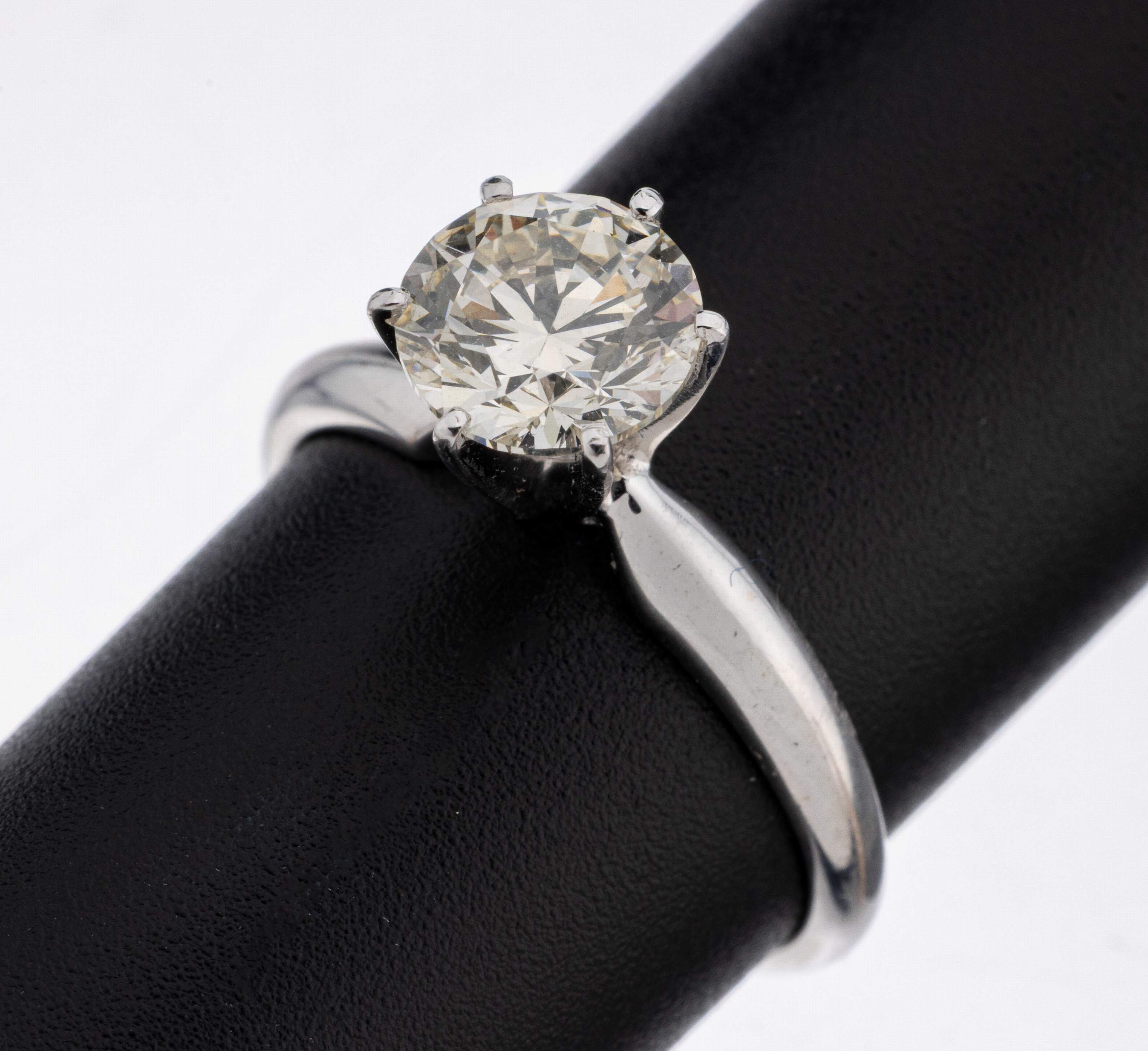 14 kt Gold Brillant-Ring, WG 585/000, Brillant ca. 1.34 ct Weiß(H)/vvs2, lt. GCI- Expertise, RW 52, ca. 2.4 g