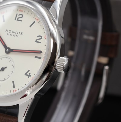 27122676c - NOMOS Club Armbanduhr, Handaufzug, Edelstahlgeh. inkl. Lederband m. orig. Dornschl., ...