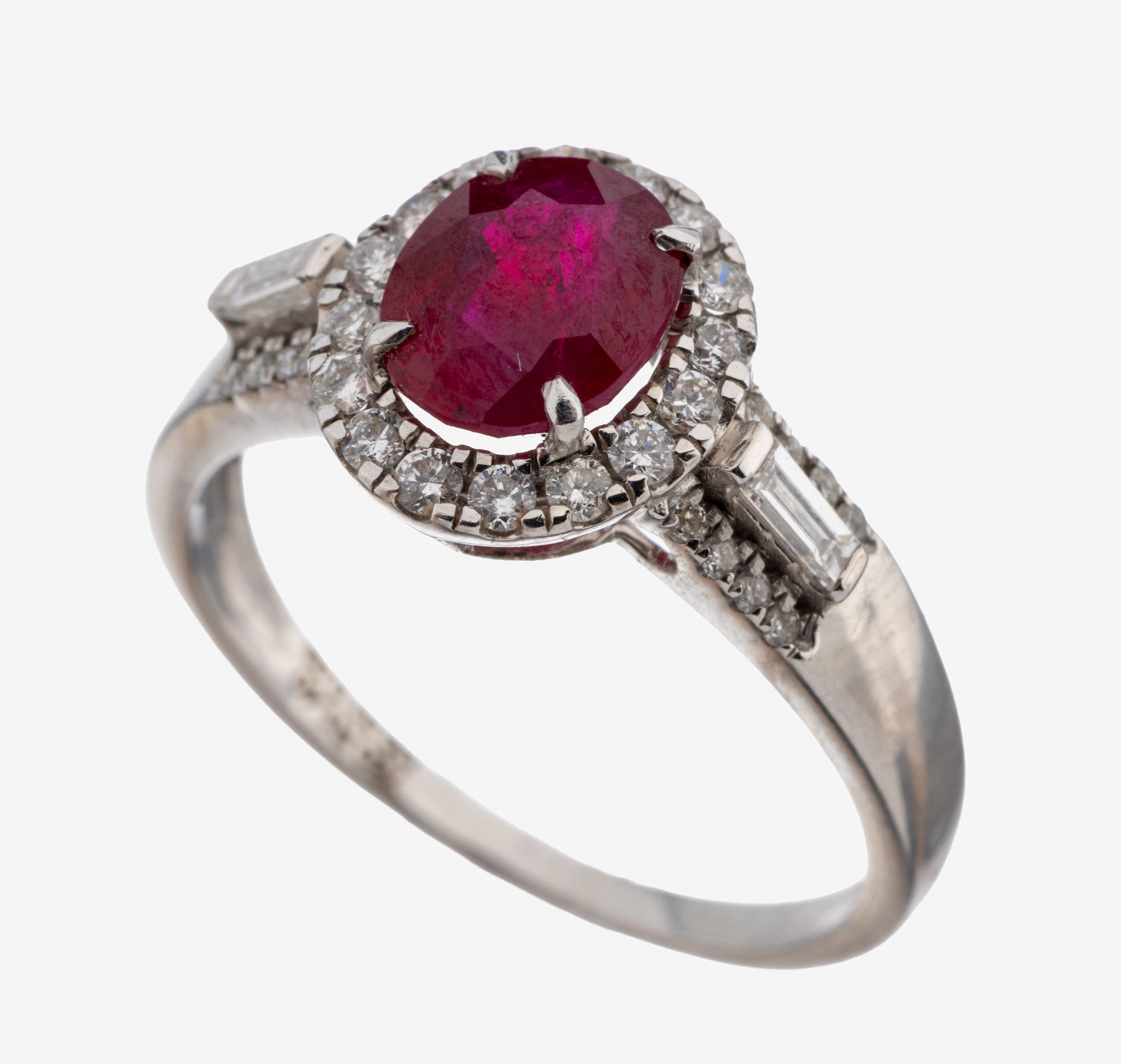 Image 27122704 - 18 kt Gold Rubin-Diamant-Ring, WG 750/000, mittig ovalfacett. taubenblutroter ...