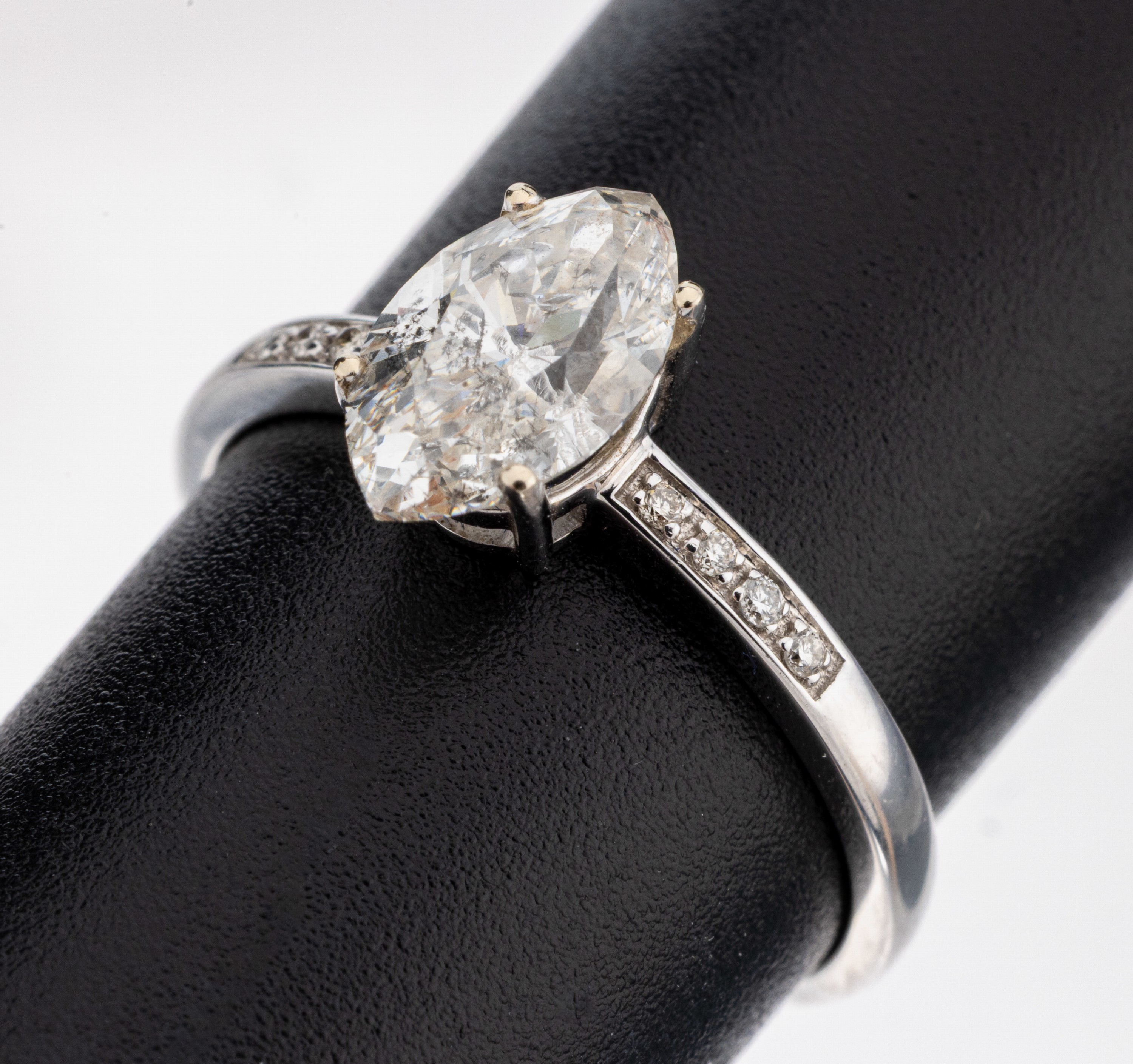 Image 27122706 - 18 kt Gold Diamant-Ring, WG 750/000, mittigerhaben gefasste Diamantnavette ca. 1.05 ct ...