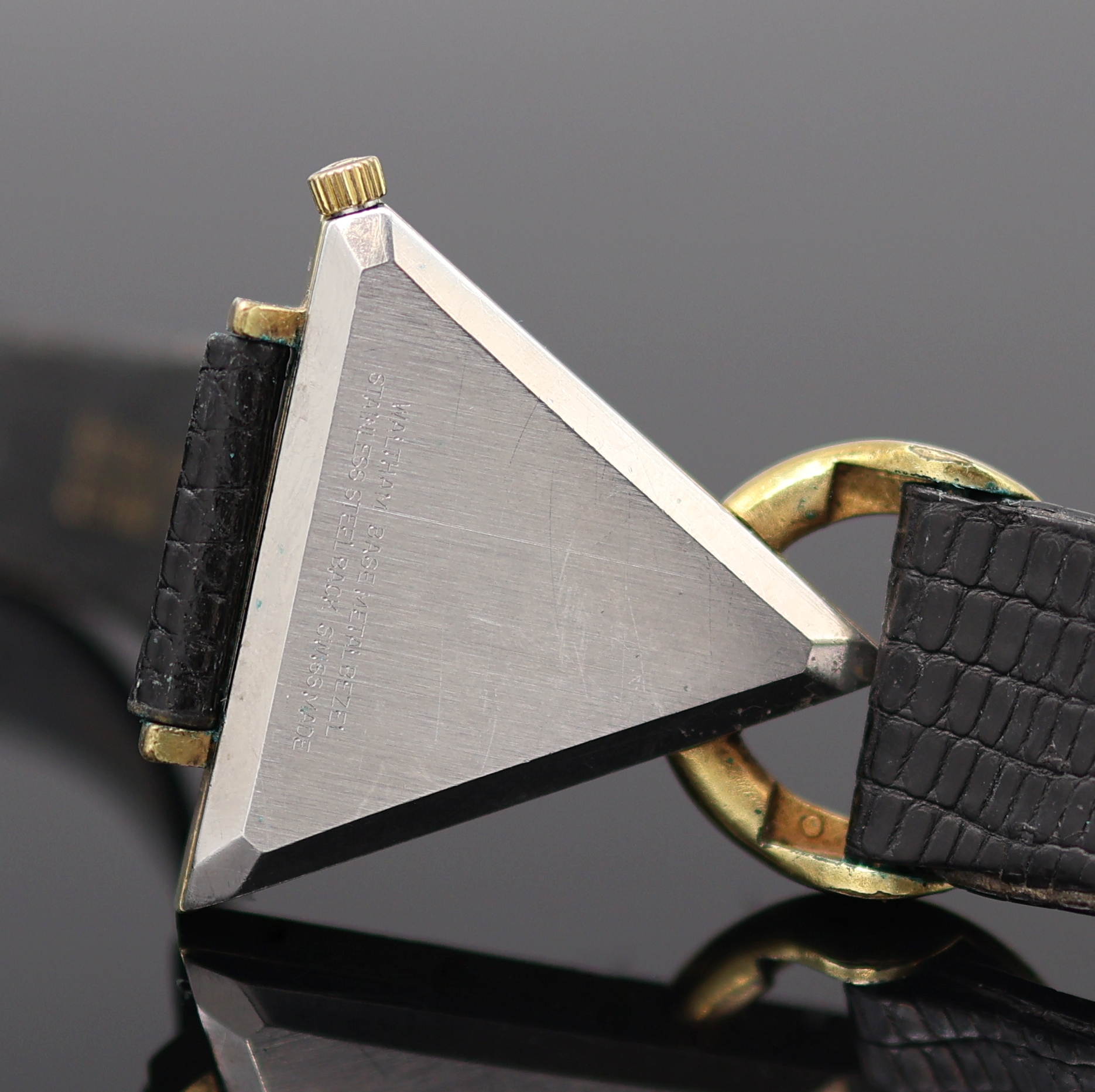 Detail d: WALTHAM Herrenarmbanduhr mit Freimaurersymbolik, Schweiz um 1930er Jahre, Handaufzug, verg. dreieckiges Gehäuse, Stahlboden aufgedr., weisses ...