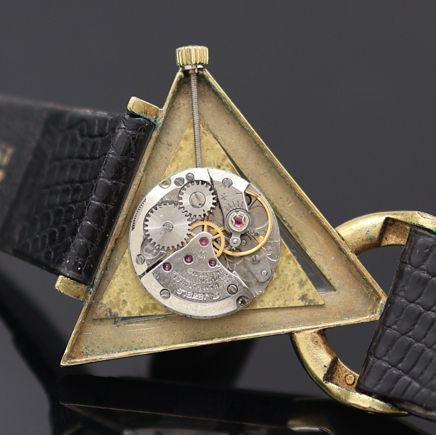 Detail e: WALTHAM Herrenarmbanduhr mit Freimaurersymbolik, Schweiz um 1930er Jahre, Handaufzug, verg. dreieckiges Gehäuse, Stahlboden aufgedr., weisses ...
