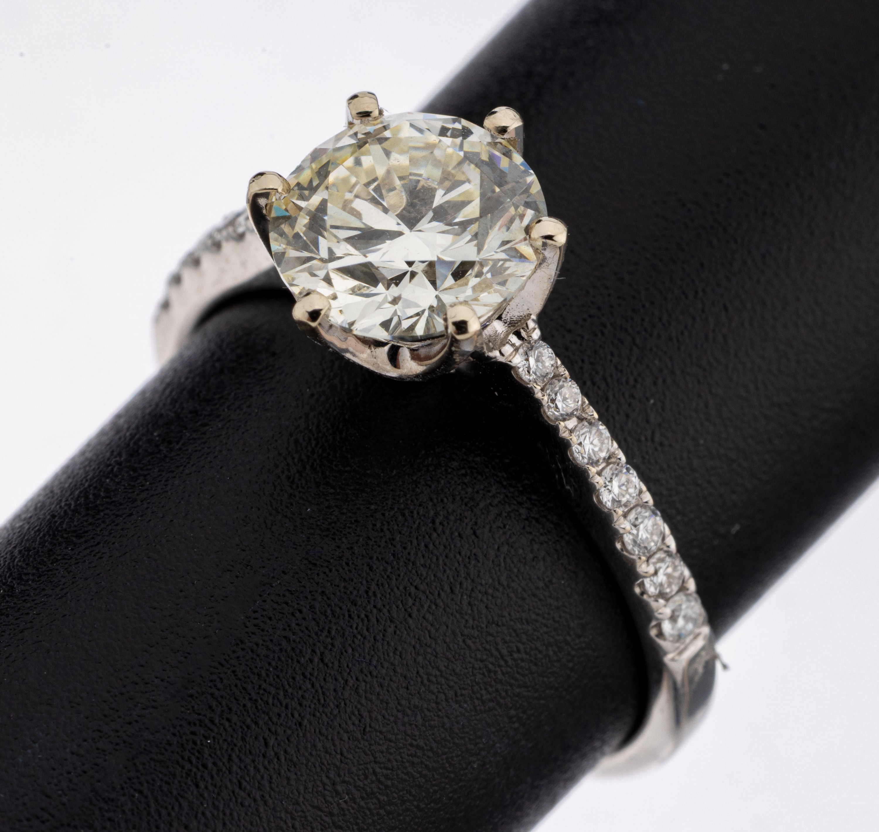 18 kt Gold Brillant-Ring, WG 750/000, mittig Brillant ca. 1.58 ct light Yellow/si, Ringschultern mit Brillanten zus. ca. 0.16 (grav.) feines ...