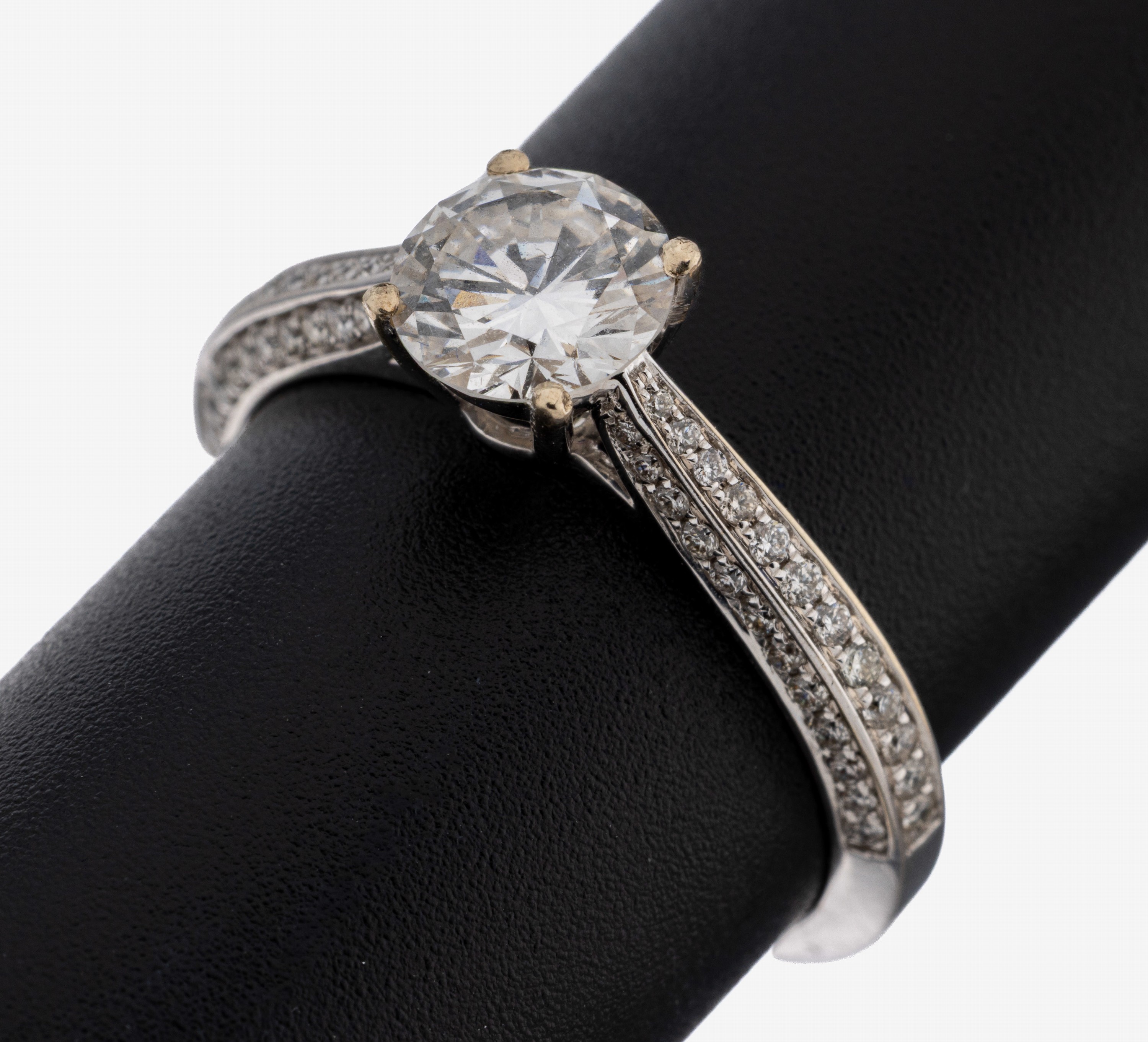 Image 27122711 - 18 kt Gold Brillant-Ring, WG 750/000, mittig Brillant ca. 1.00 ct feines ...