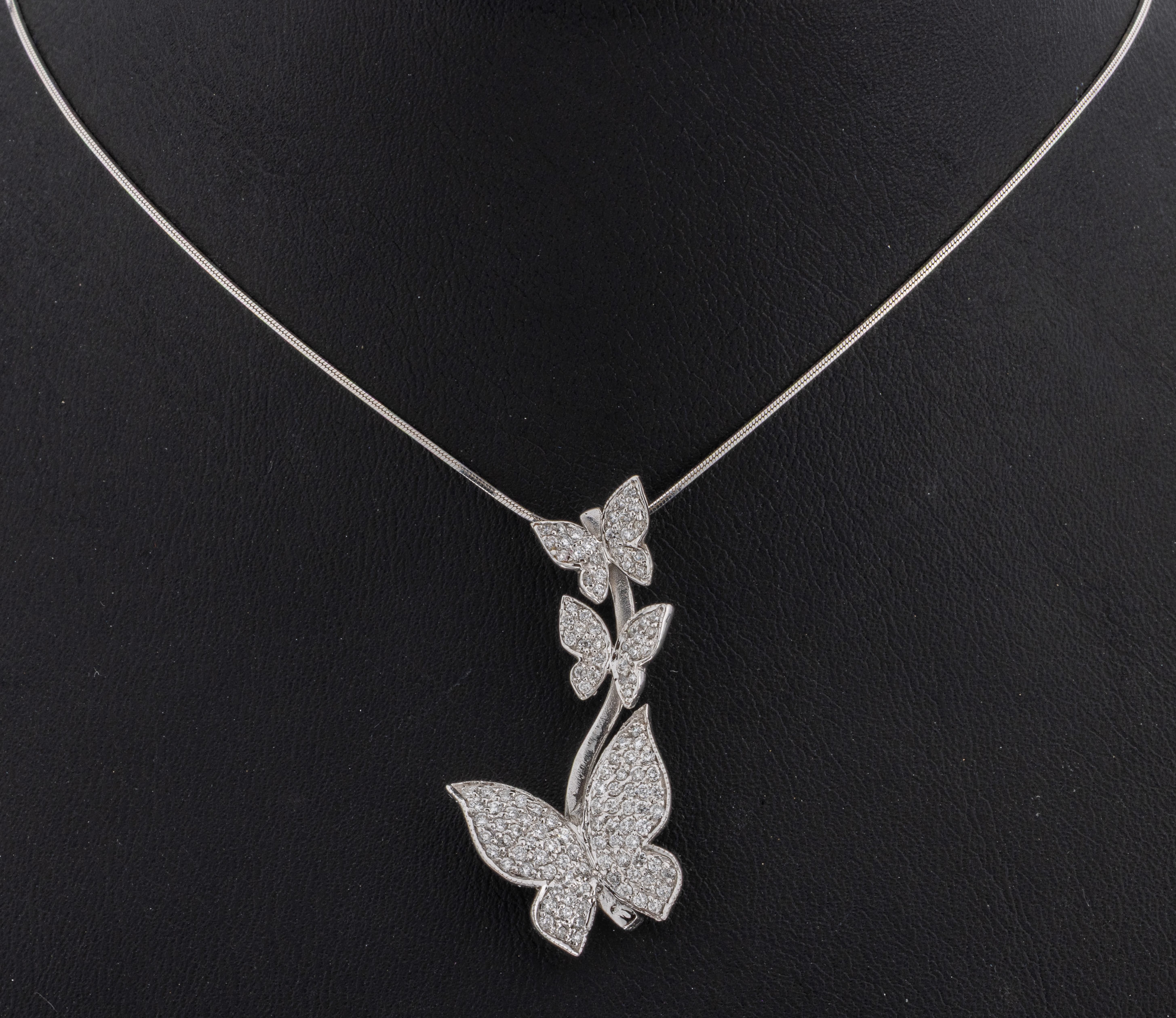 18 kt Gold Brillant-Anhänger, WG 750/000, 3 Schmetterlinge ausgefasst mit Brillanten zus. ca. 2.0 ct Weiß/vs-si, an Kette, L. ca. 41 cm, ...