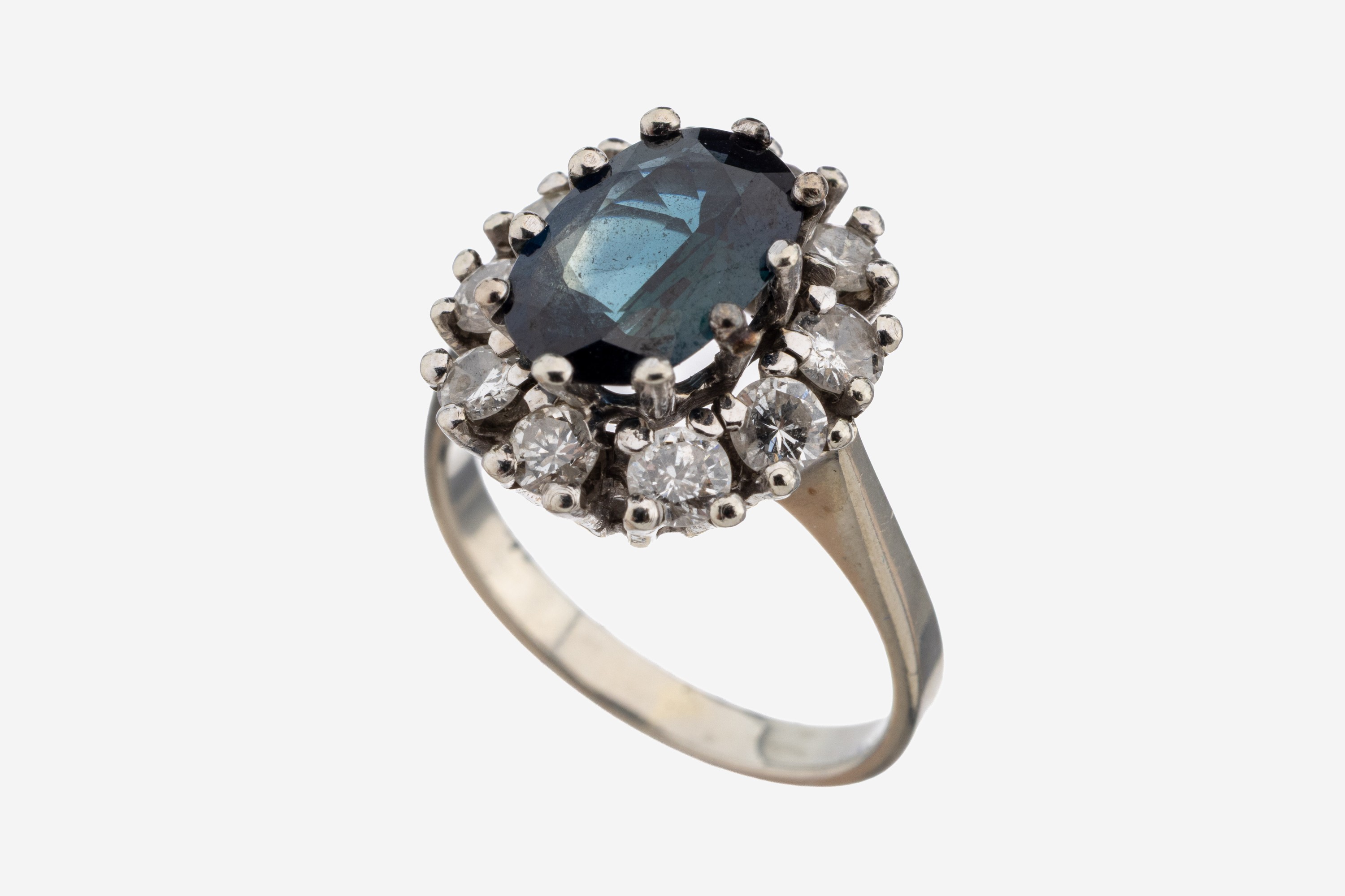 Image 27122715 - 14 kt Gold Saphir-Brillant-Ring, WG 585/000, mittig erhaben gefasster ovalfacett. ...