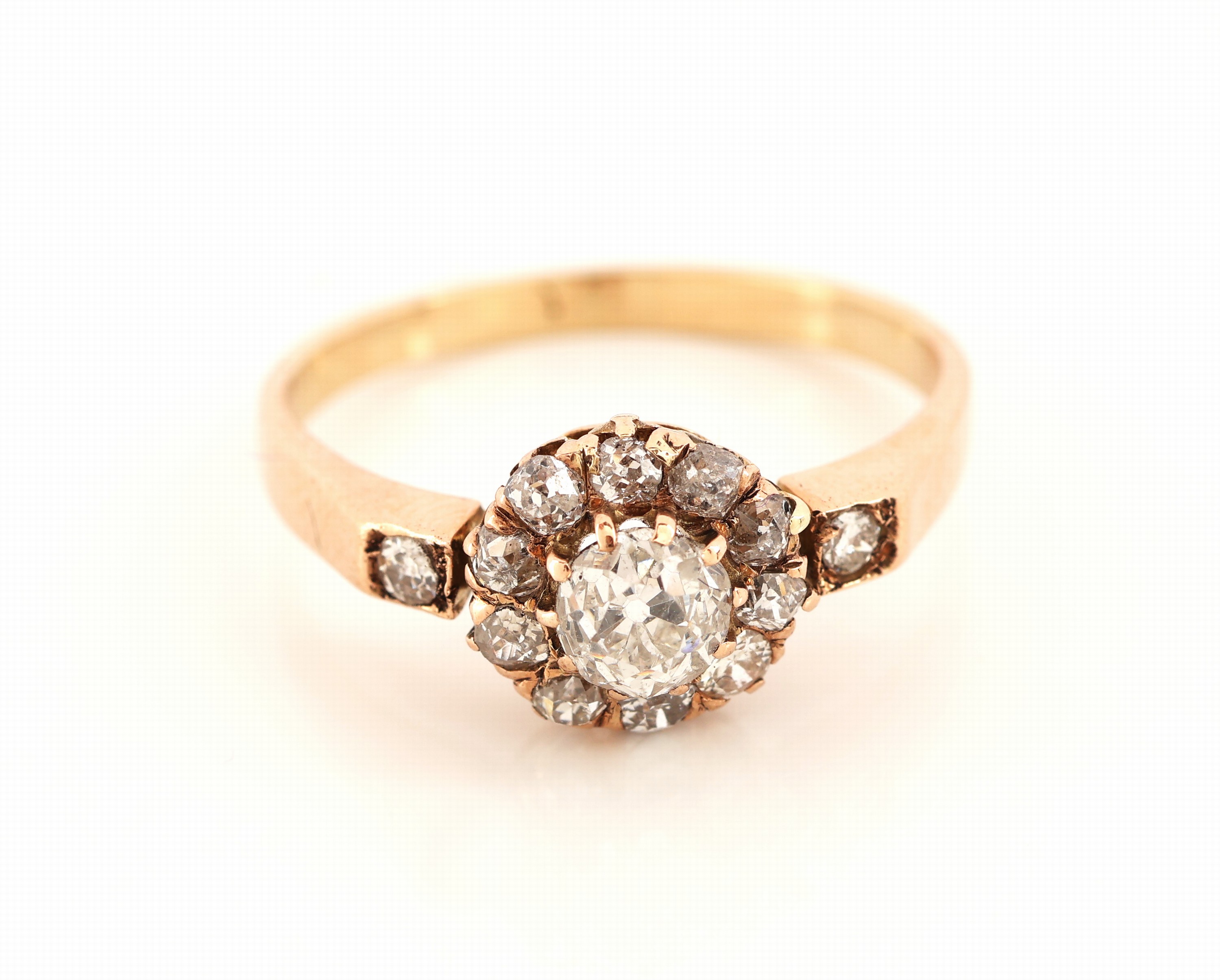 Detail a: 14 kt Gold Diamant-Ring, um 1880, RoseG 585/000 gepr., mittig Altschliffdiamant ca. 0.40 ct Weiß/p, umgeben von 12 Altschliffdiamanten zus. ca. ...